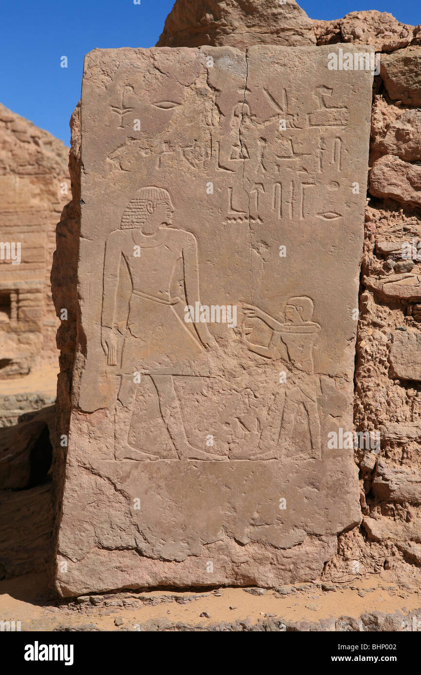 Stela all'ingresso delle tombe dei nobili sulla sponda ovest di Assuan, Egitto Foto Stock