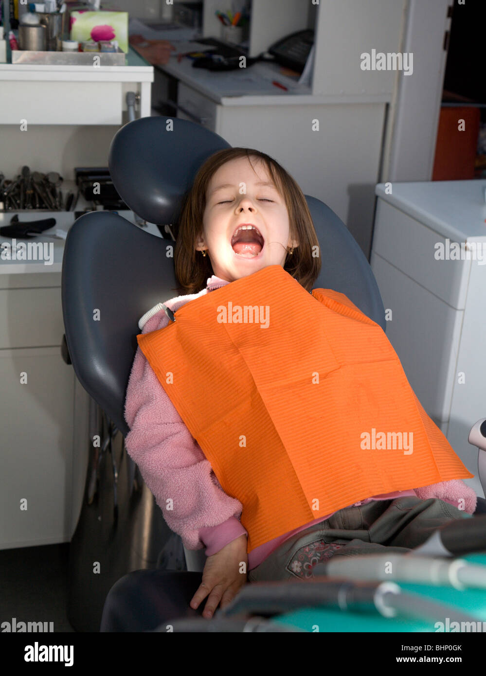 Bambina da dentista Foto Stock