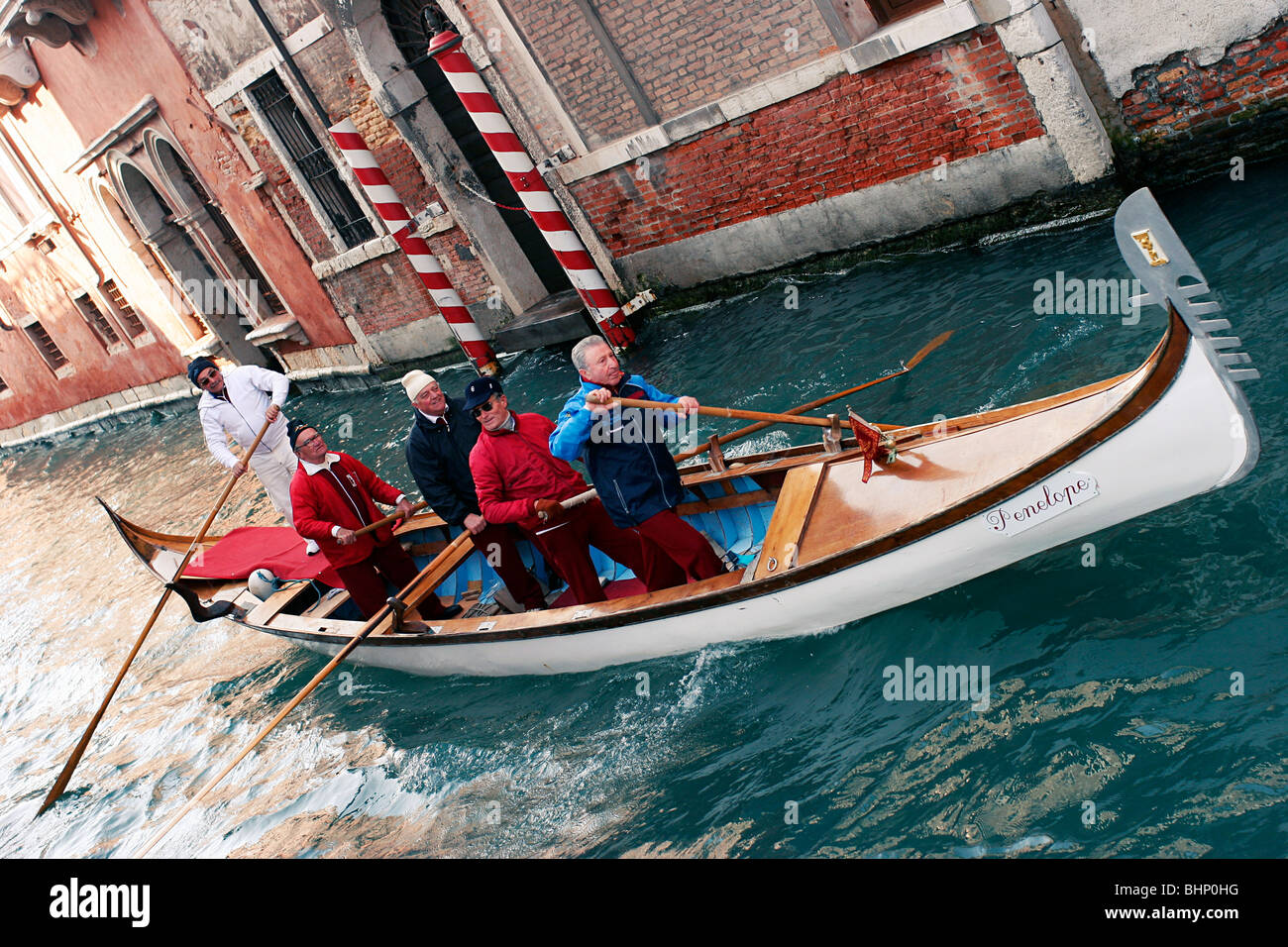 Vogatori in una gondola a Venezia, Italia Foto Stock