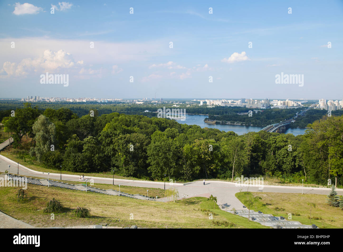 Ucraina, Europa orientale, Kiev, vista di Oriente Kiev attraverso Dnipro River da Vichnoyi Slavy Park Foto Stock