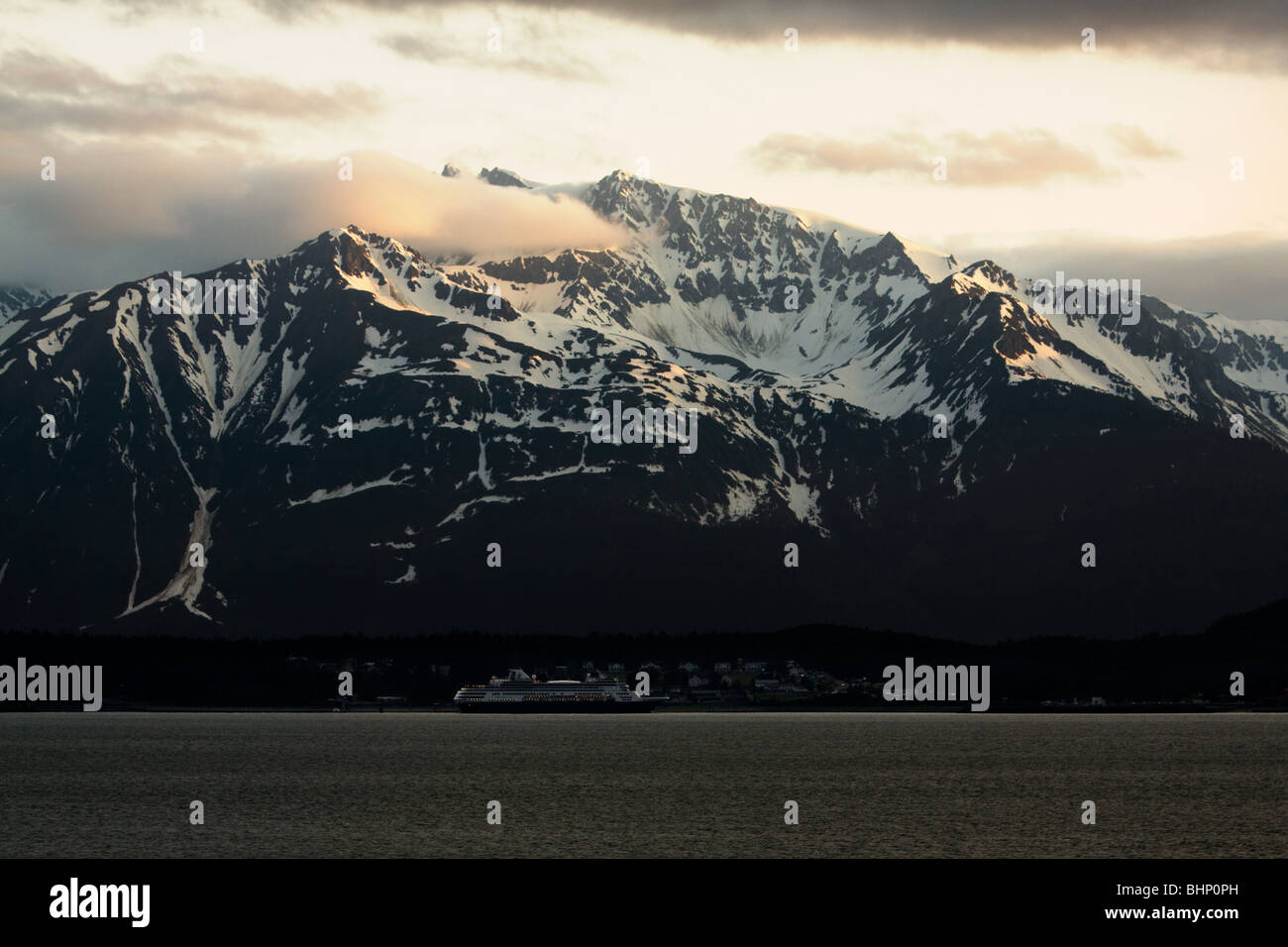 Soleggiato Mountain Range visto con la nave di crociera in Haines, Chilkat fiordo, Alaska, STATI UNITI D'AMERICA Foto Stock