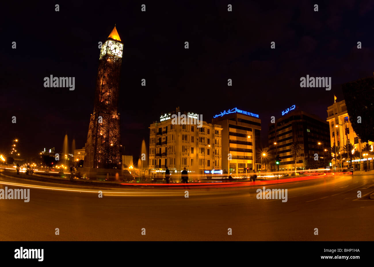 Big Ben tipo monumento nel centro del cerchio di traffico su Bourguiba Avenue di notte esposizione con la roteazione del traffico da striature Foto Stock