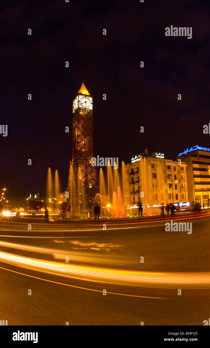 Big Ben tipo monumento nel centro del cerchio di traffico su Bourguiba Avenue di notte esposizione con la roteazione del traffico da striature Foto Stock