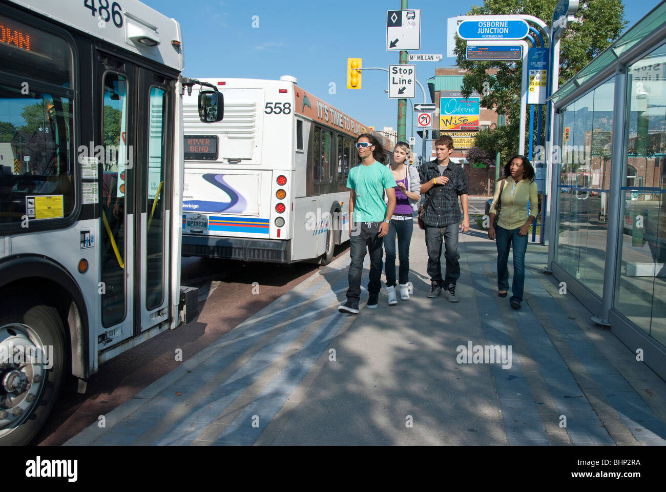 Gruppo di adolescenti a piedi bus twoard, Winnipeg, Manitoba, Canada Foto Stock