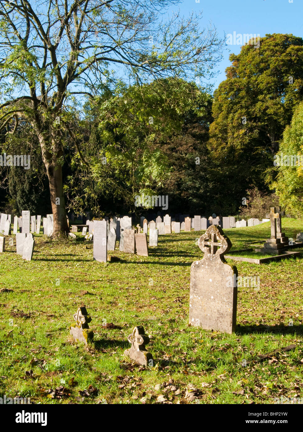 Il cimitero di St James's Chiesa nel villaggio di Woolsthorpe dal Belvoir, Lincolnshire England Regno Unito Foto Stock