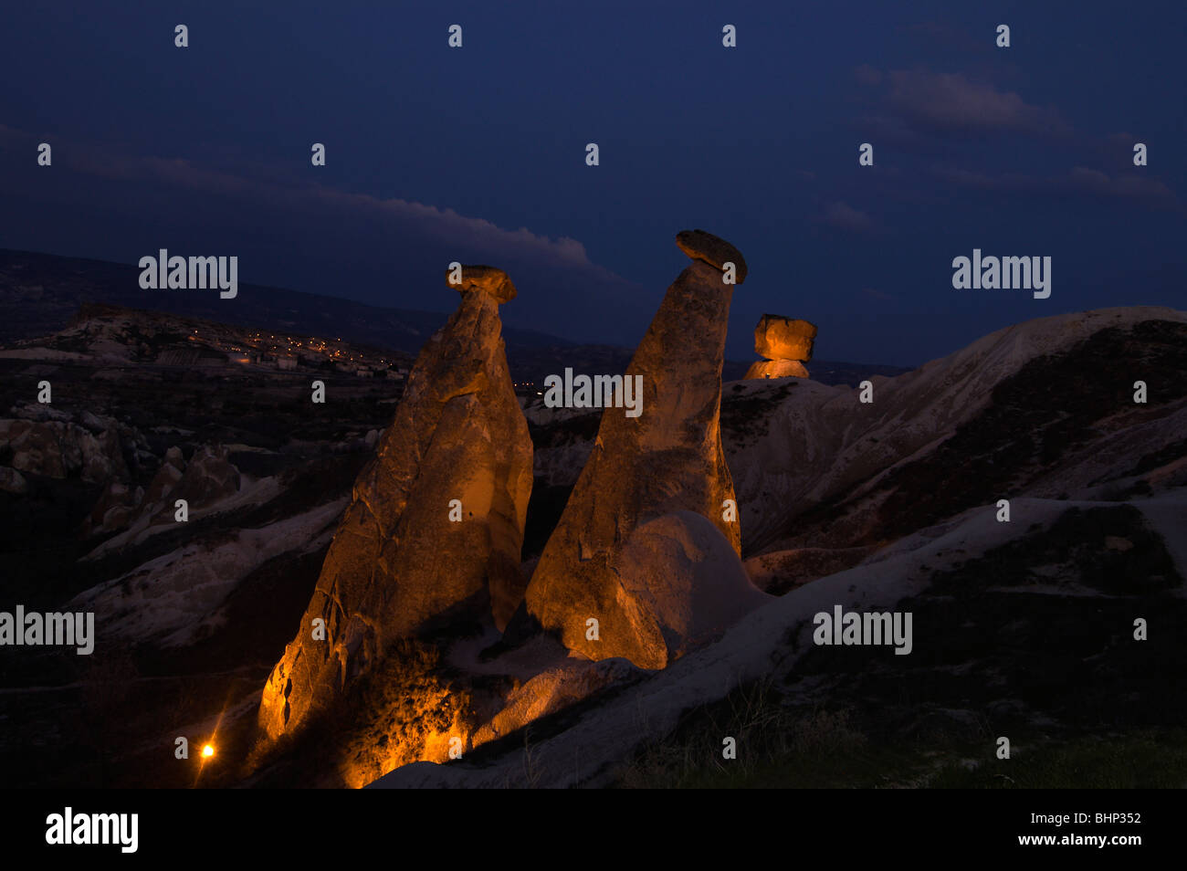 Camini di Fata noti come le tre bellezze illuminate di notte vicino a Urgup Foto Stock