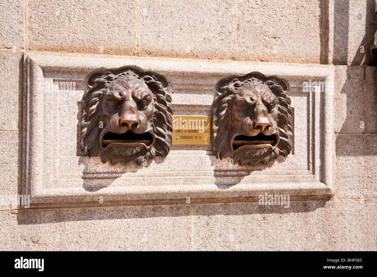 Post Office caratteristica architetturale Letterbox con i Lions faccia in Plaza de la Catedral' Avila in Castiglia e León, Spagna Foto Stock