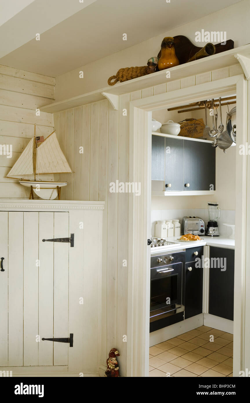 Vista attraverso in pannelli di legno porta alla cucina Foto Stock