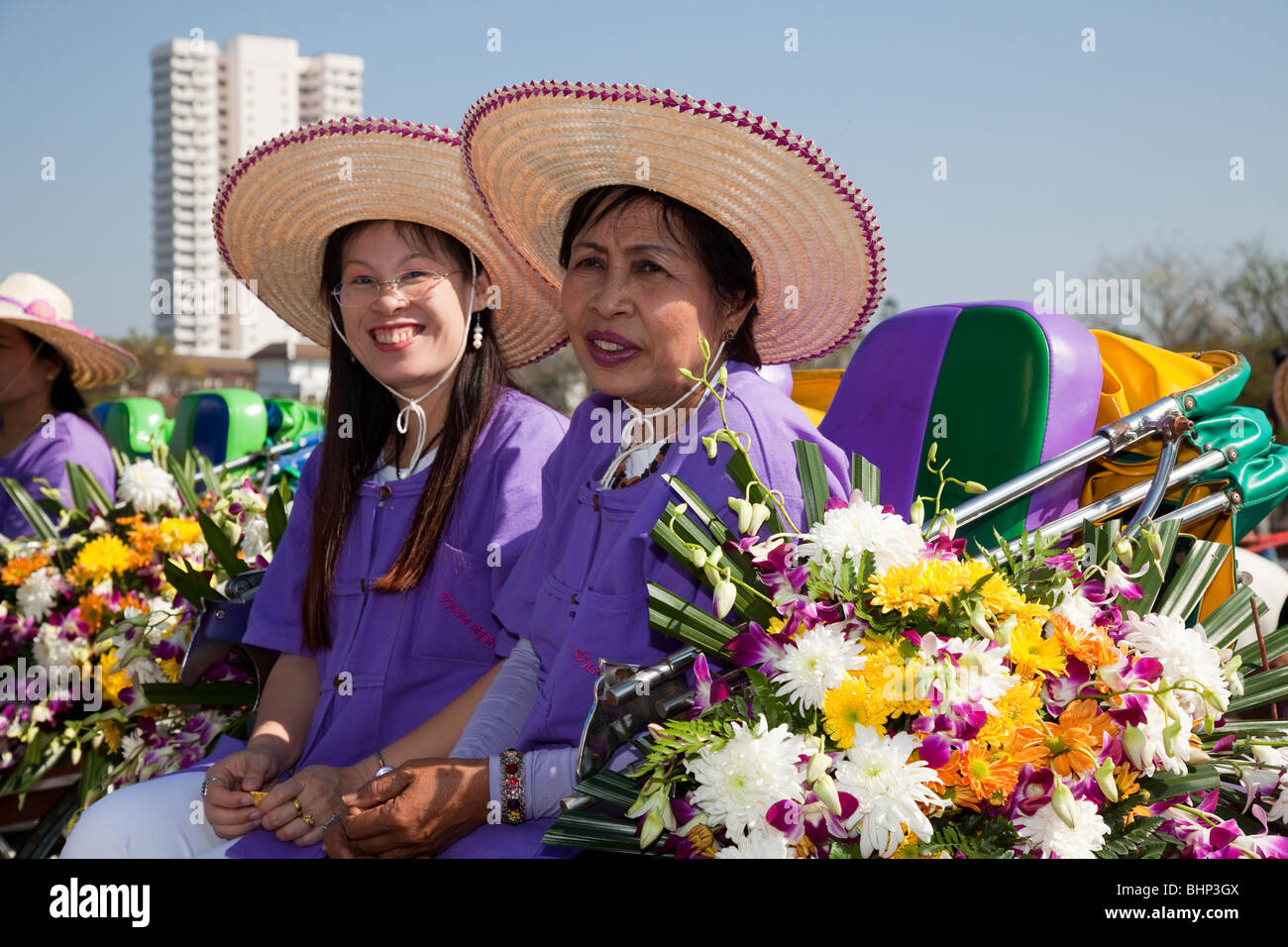 Fiori in mostra, antica e moderna arte floreale allegramente decorate adornato, sfilata di carri allegorici realizzati con fiori colorati; xxxiv Chiang Mai Festival dei Fiori. Foto Stock