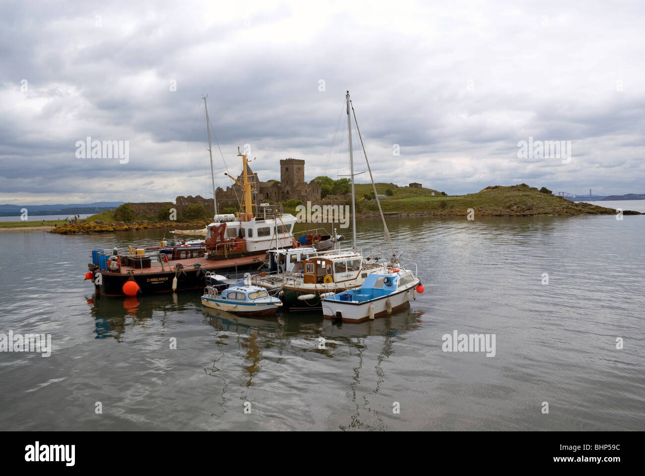 Barche a vela ormeggiate vicino Inchcolm, un'isola nel Firth of Forth. Foto Stock