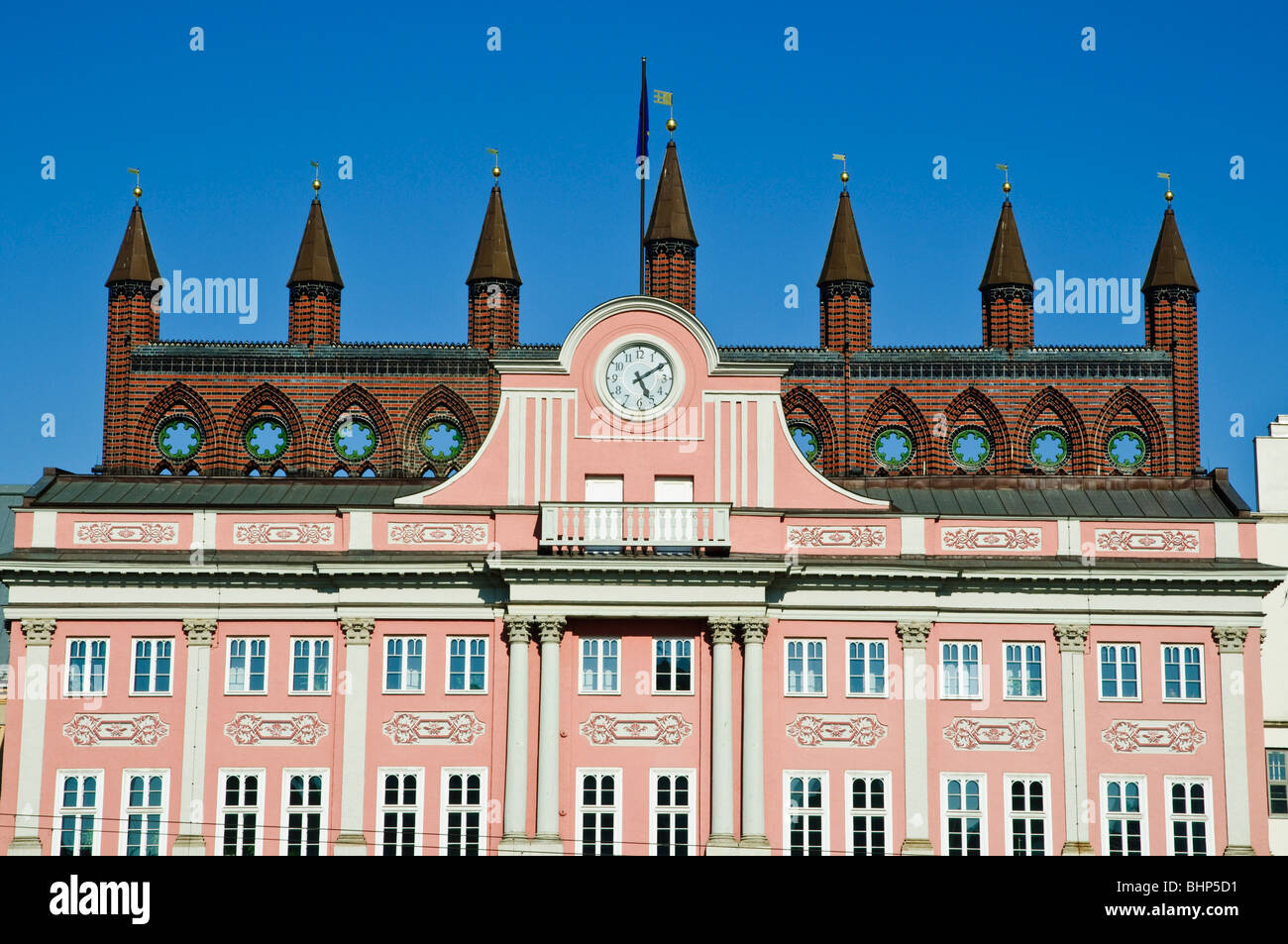 La facciata della Guild Hall, città vecchia, Rostock, Meclemburgopomerania Occidentale, Germania Foto Stock