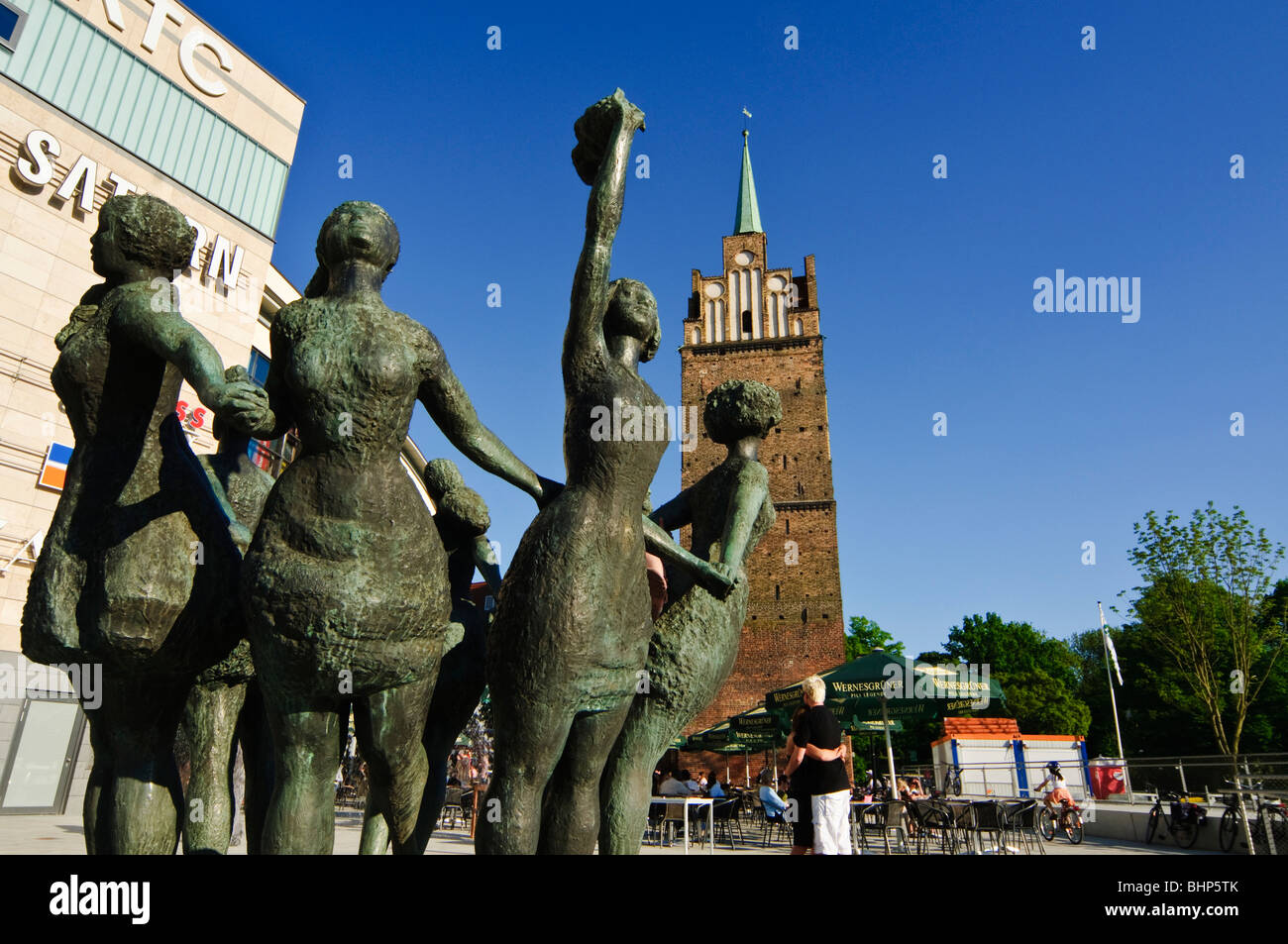 La scultura, Kroepeliner Tor, città vecchia, Rostock, Meclemburgopomerania Occidentale, Germania Foto Stock