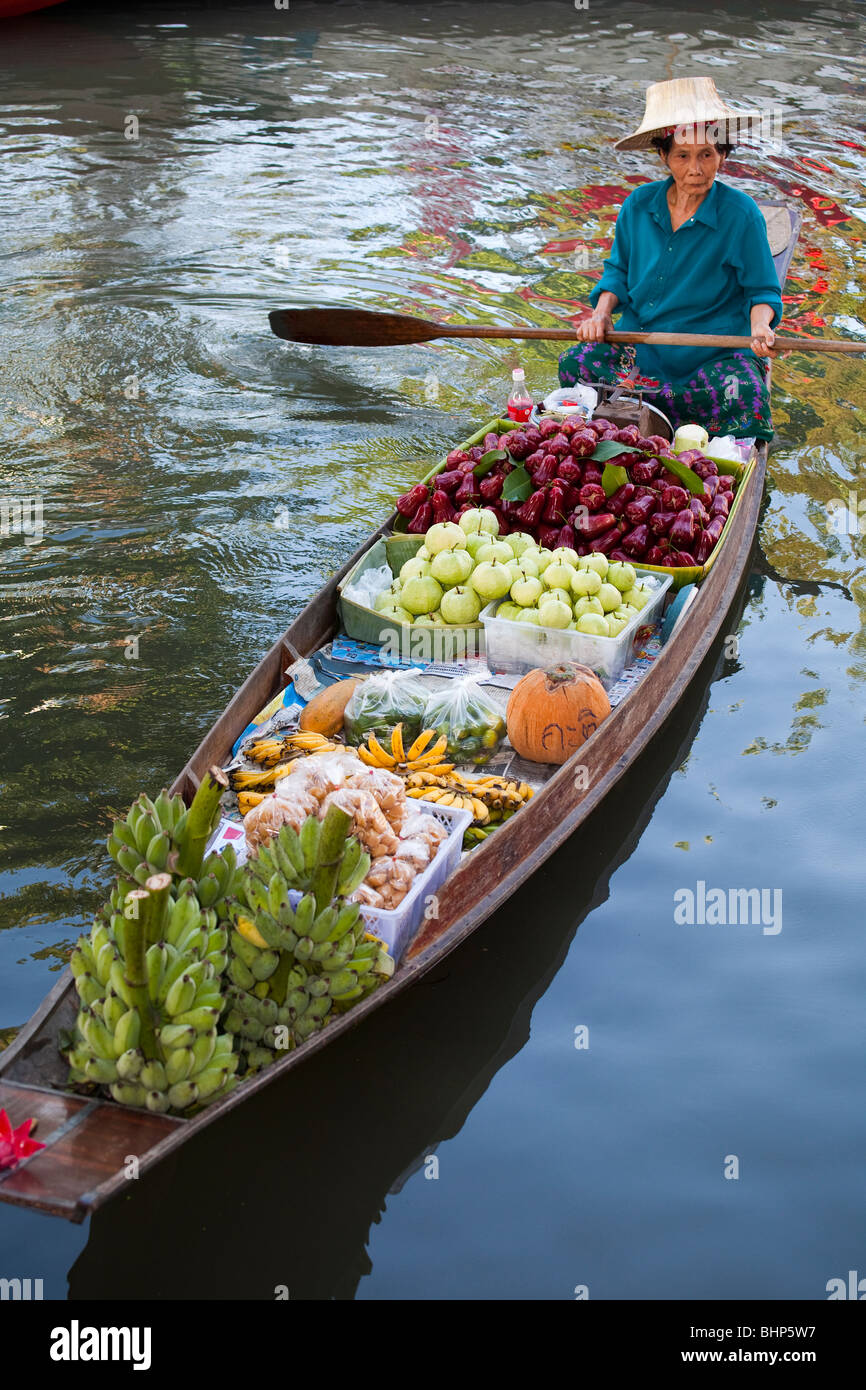 Il mercato galleggiante di Damnoen saduak, un passato di vita a Ratchaburi. Un mercato galleggiante popolare con venditori in barche di legno sui corsi d'acqua in Thailandia. Foto Stock