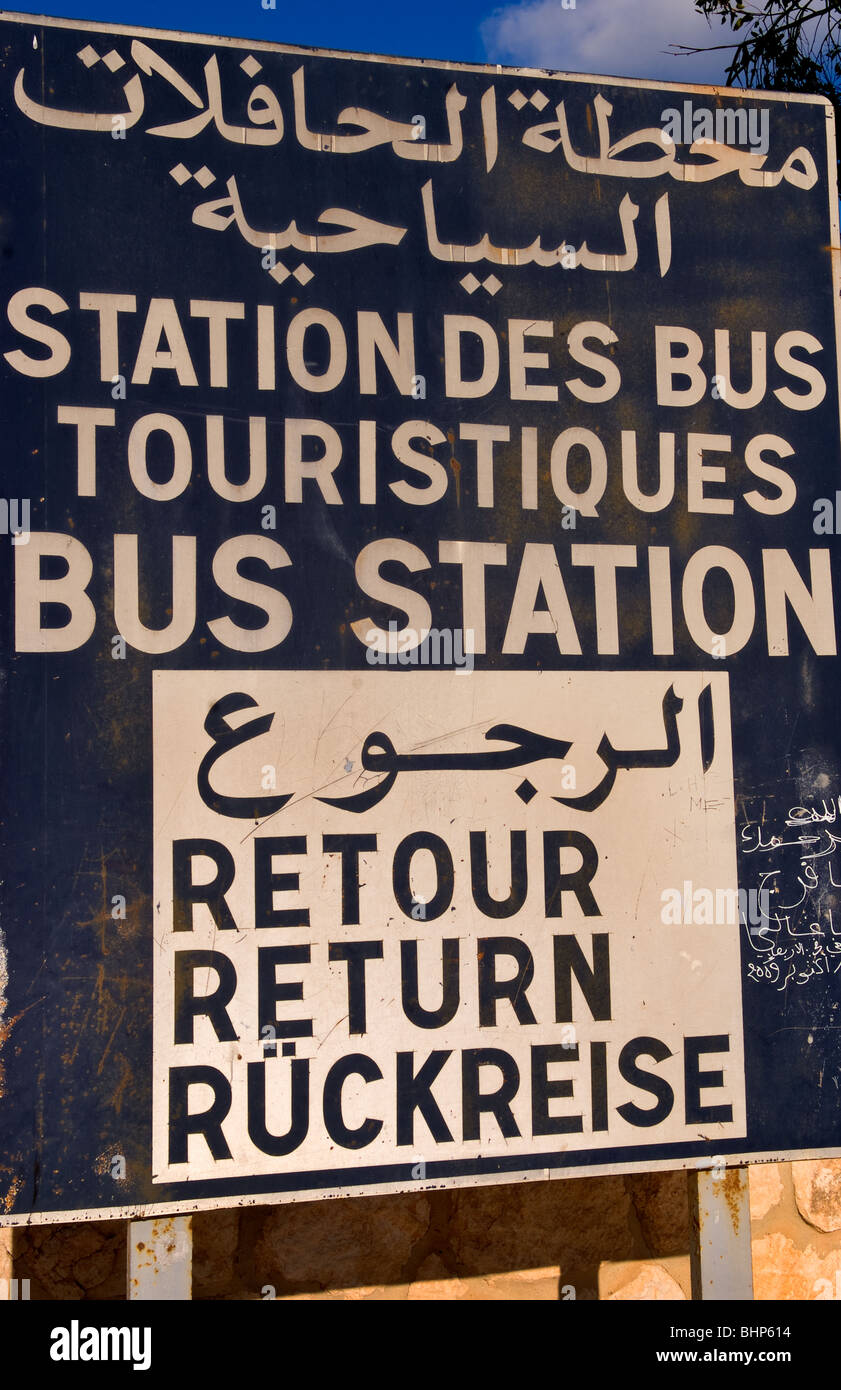 Segno per la stazione degli autobus in quattro lingue in Sousse Tunisia Foto Stock