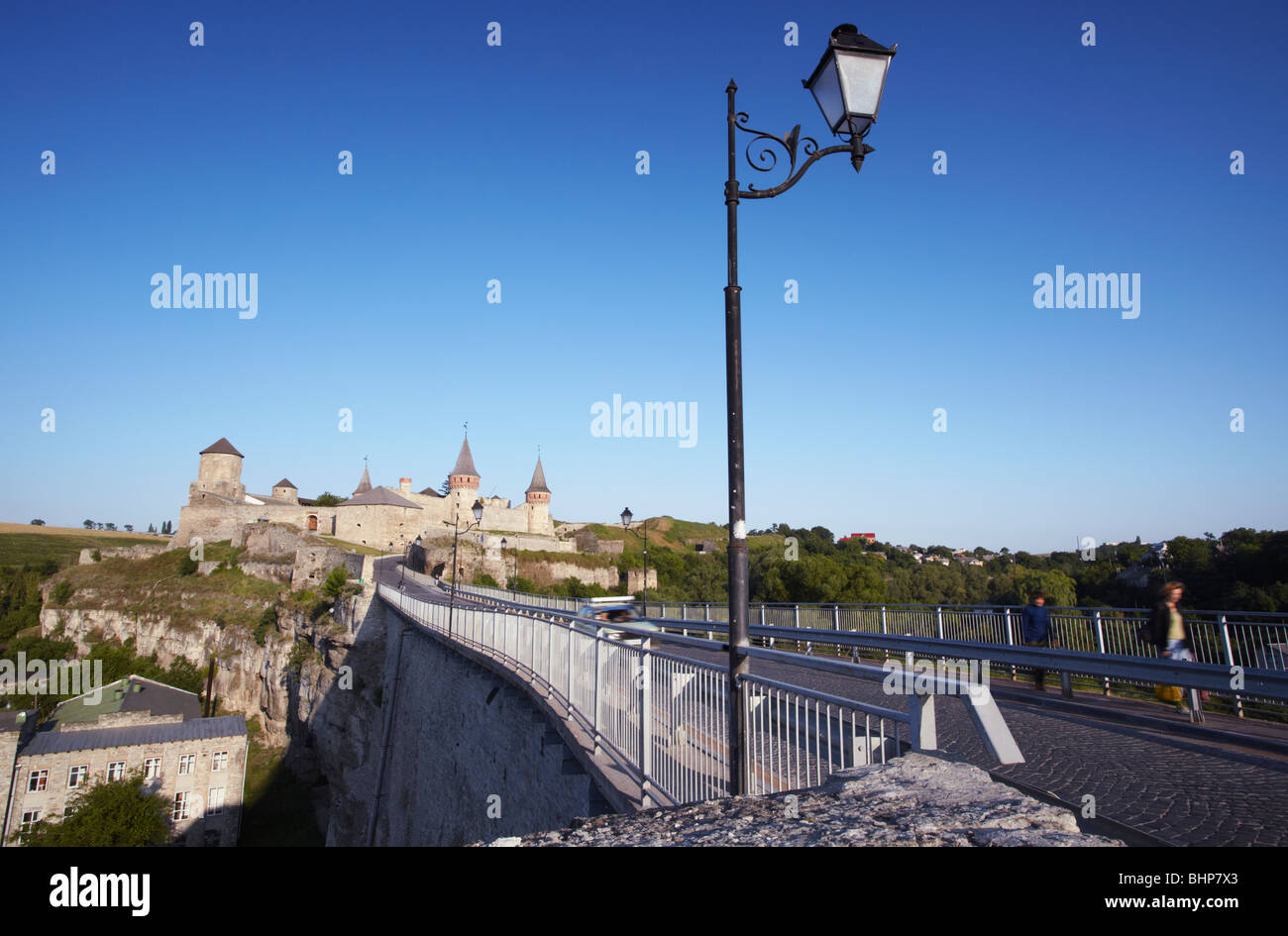 L'Ucraina, in Europa orientale e occidentale, Ucraina, Podillya, Kamyanets-Podilsky, la vista del ponte di fronte al vecchio castello Foto Stock