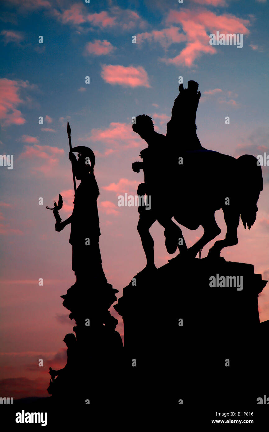 Vienna - Athena fontana e scultura - sera silhouette Foto Stock