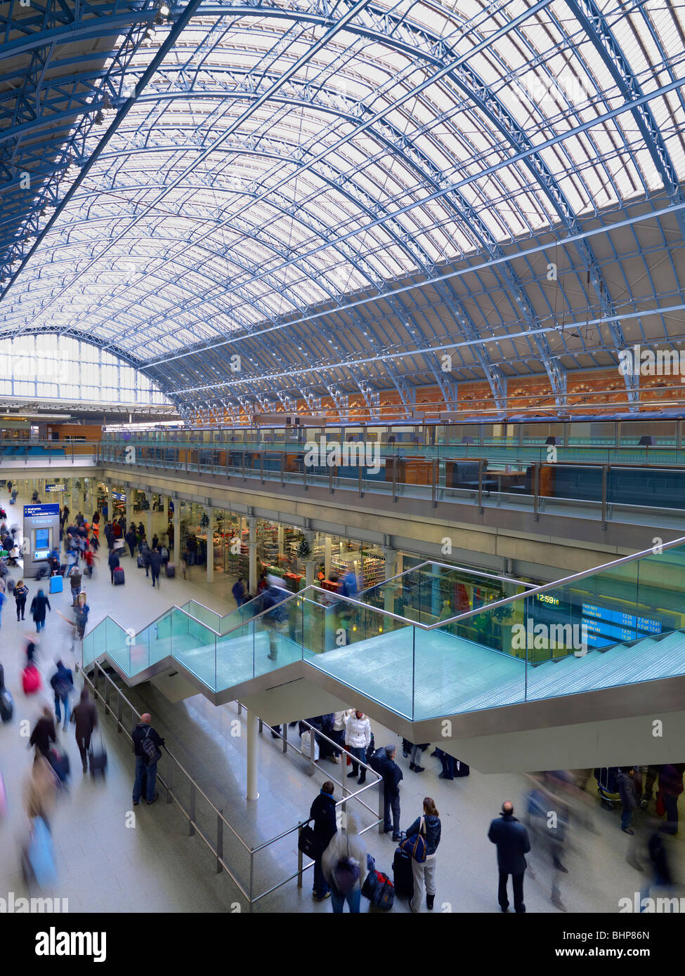 La stazione di St Pancras che mostra le scale fino ai negozi dalle piattaforme dei treni Foto Stock