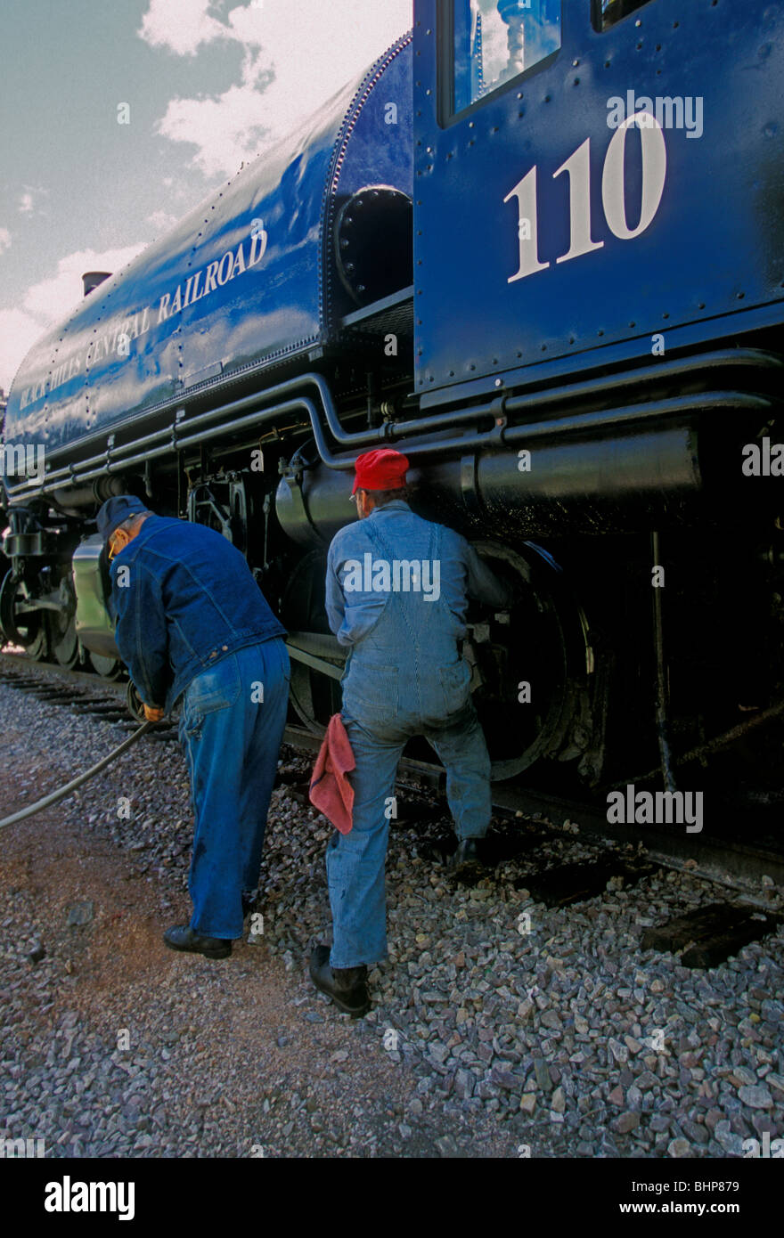 2, due operai, treno ingegnere, ingegnere, lavorando sulla ferrovia, Black Hills Ferrovia Centrale, Keystone, Black Hills, Dakota del Sud Foto Stock