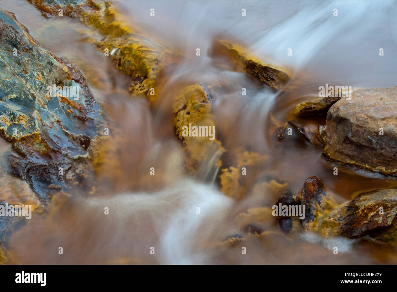 Cascata colorata in Riotinto, (Rio Tinto) Huelva, Andalusia. Questa immagine di un fiume è stata scattata con una lunga esposizione. Foto Stock