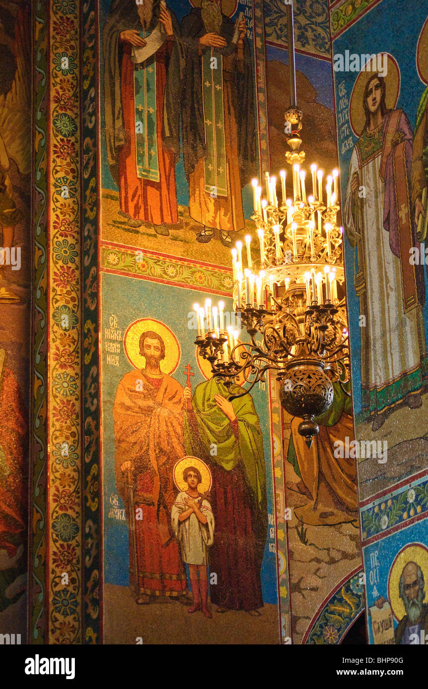 Mosaici coprire l'interno della Chiesa del Salvatore sul Sangue versato (Khram Spas-na-krovi), San Pietroburgo, Russia Foto Stock