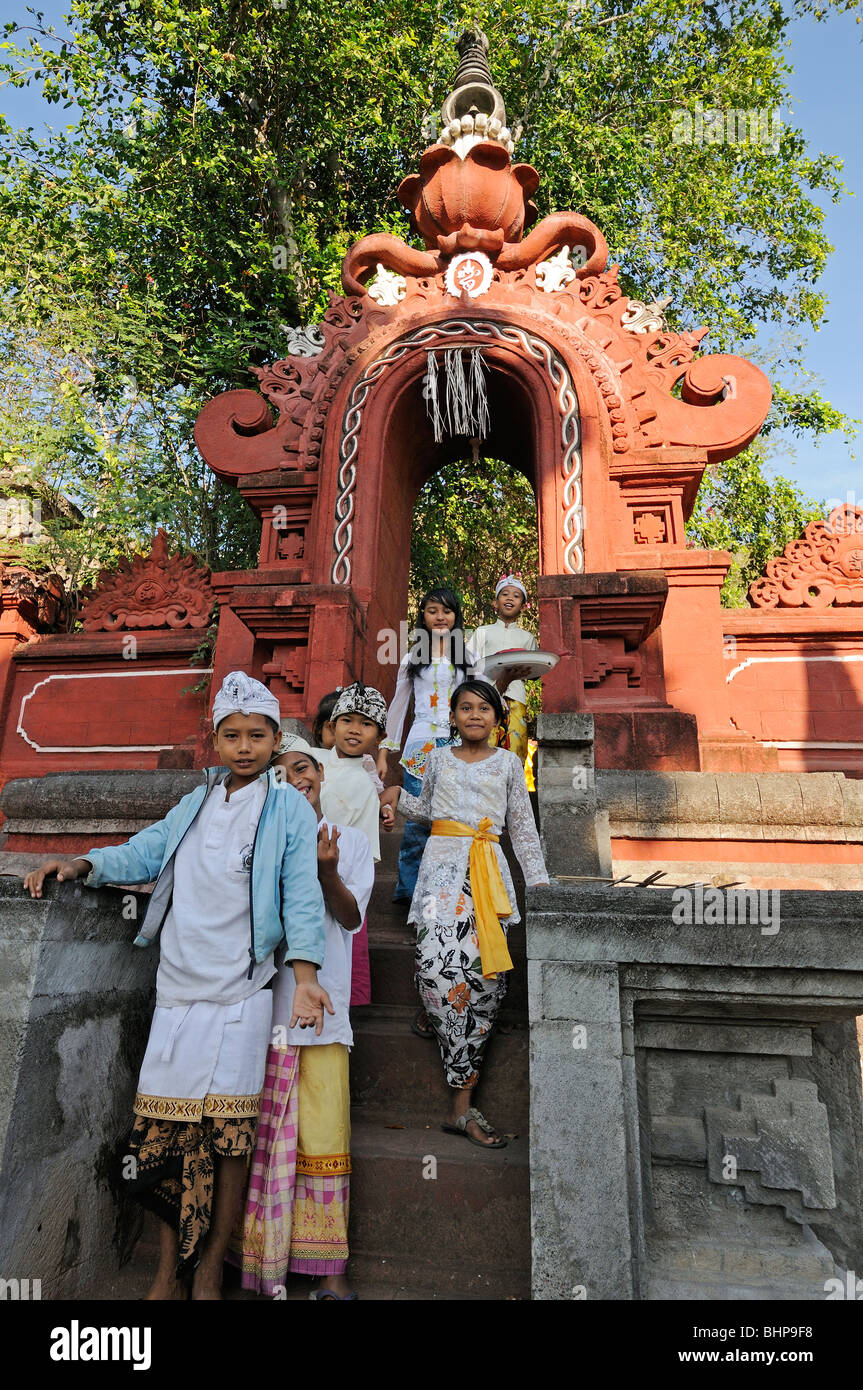 I bambini in stile Balinese tempio indù, Tempio Melanting, Pemuteran, Bali, Indonesia Foto Stock