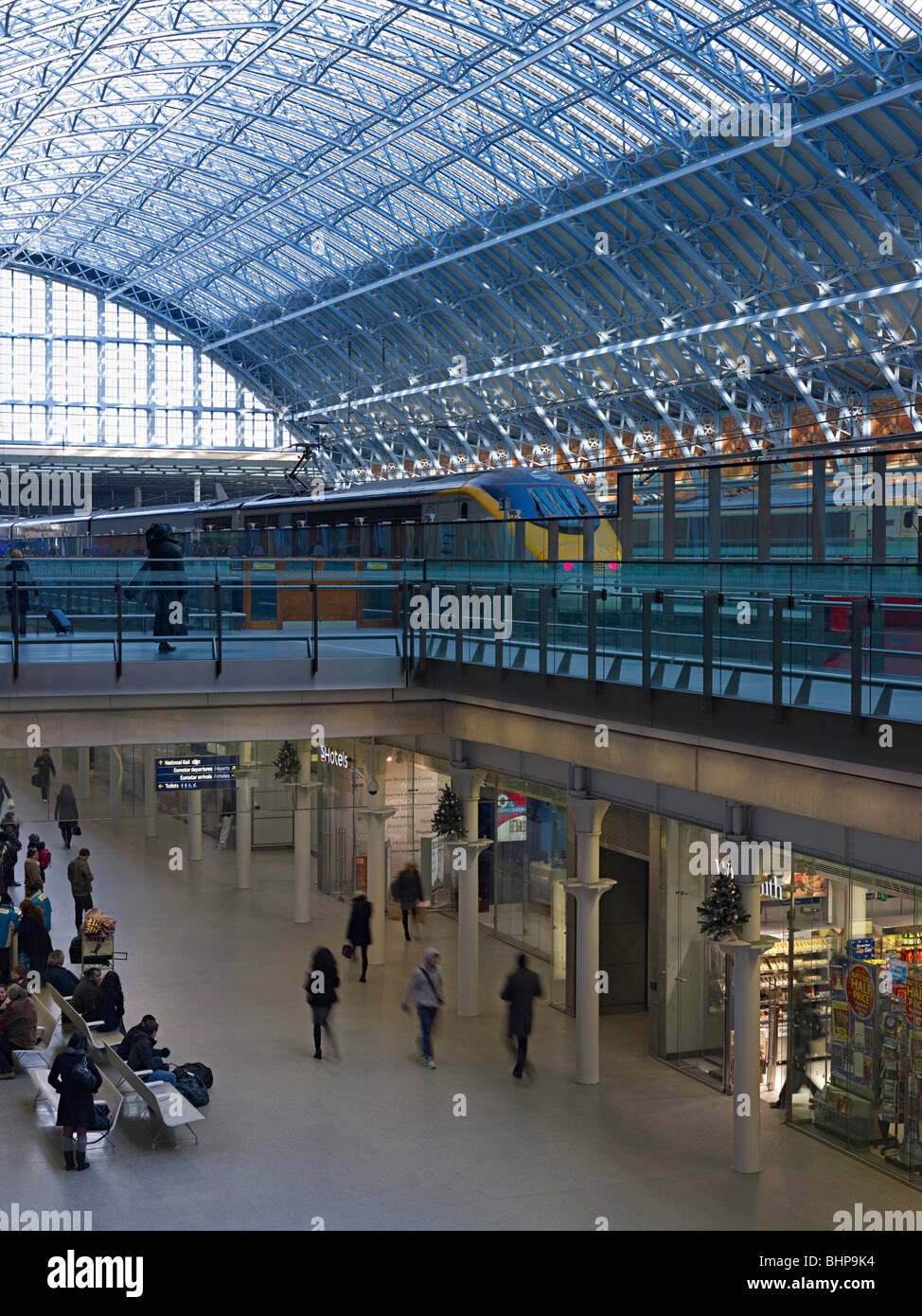 Eurostar St Pancras stazione ferroviaria London, shot mostra shopping e binari del treno Foto Stock