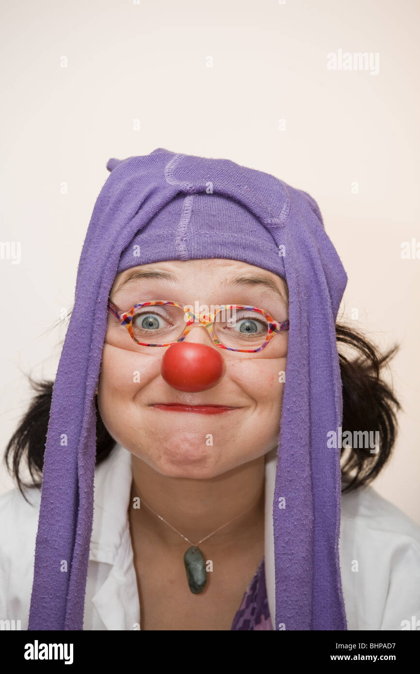 Clown-medico : clown con naso rosso e collant sulla testa con espressione stolto nel suo viso. Foto Stock