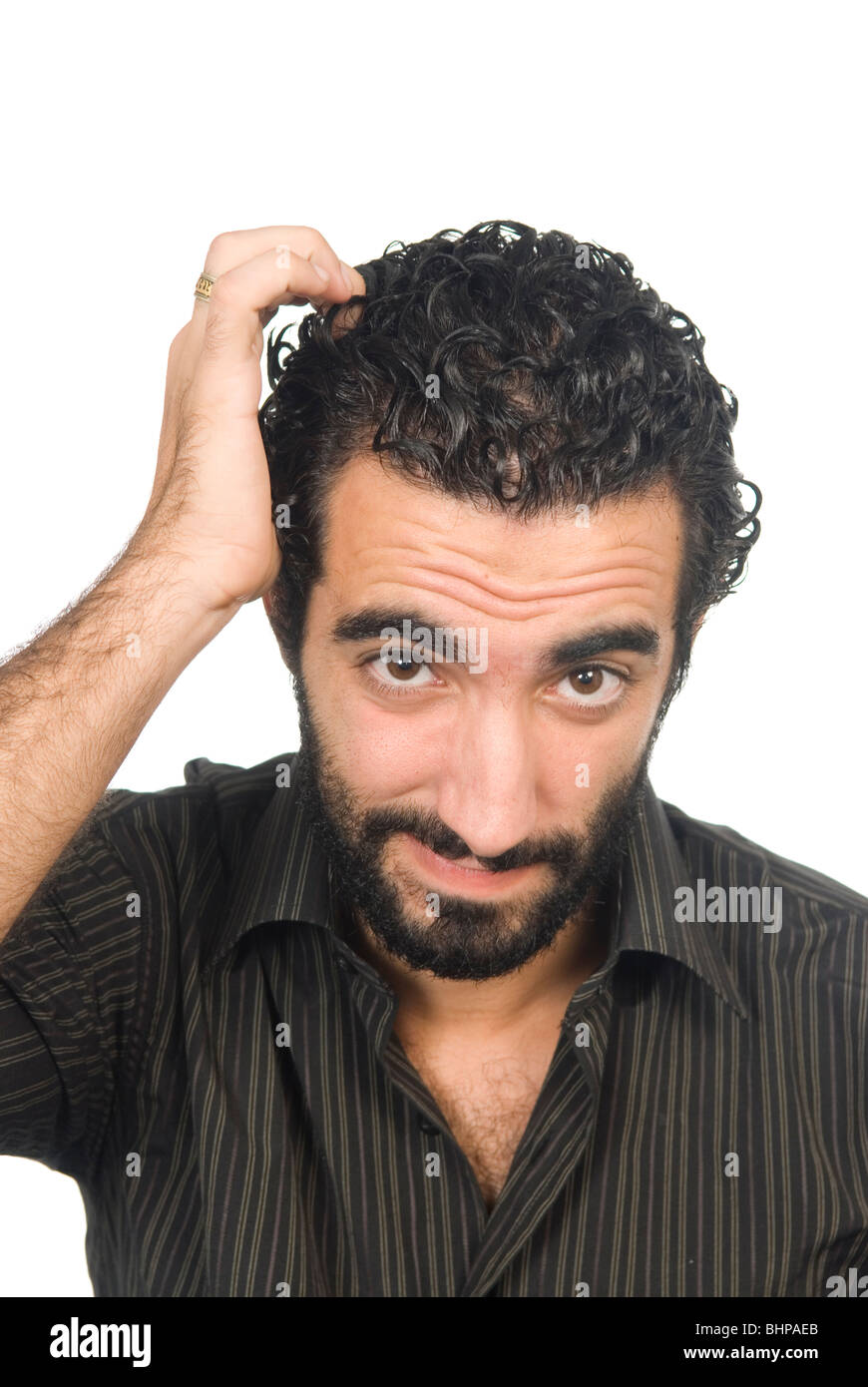 25 anni in Medio Oriente uomo confuso e graffiare la sua testa Foto Stock