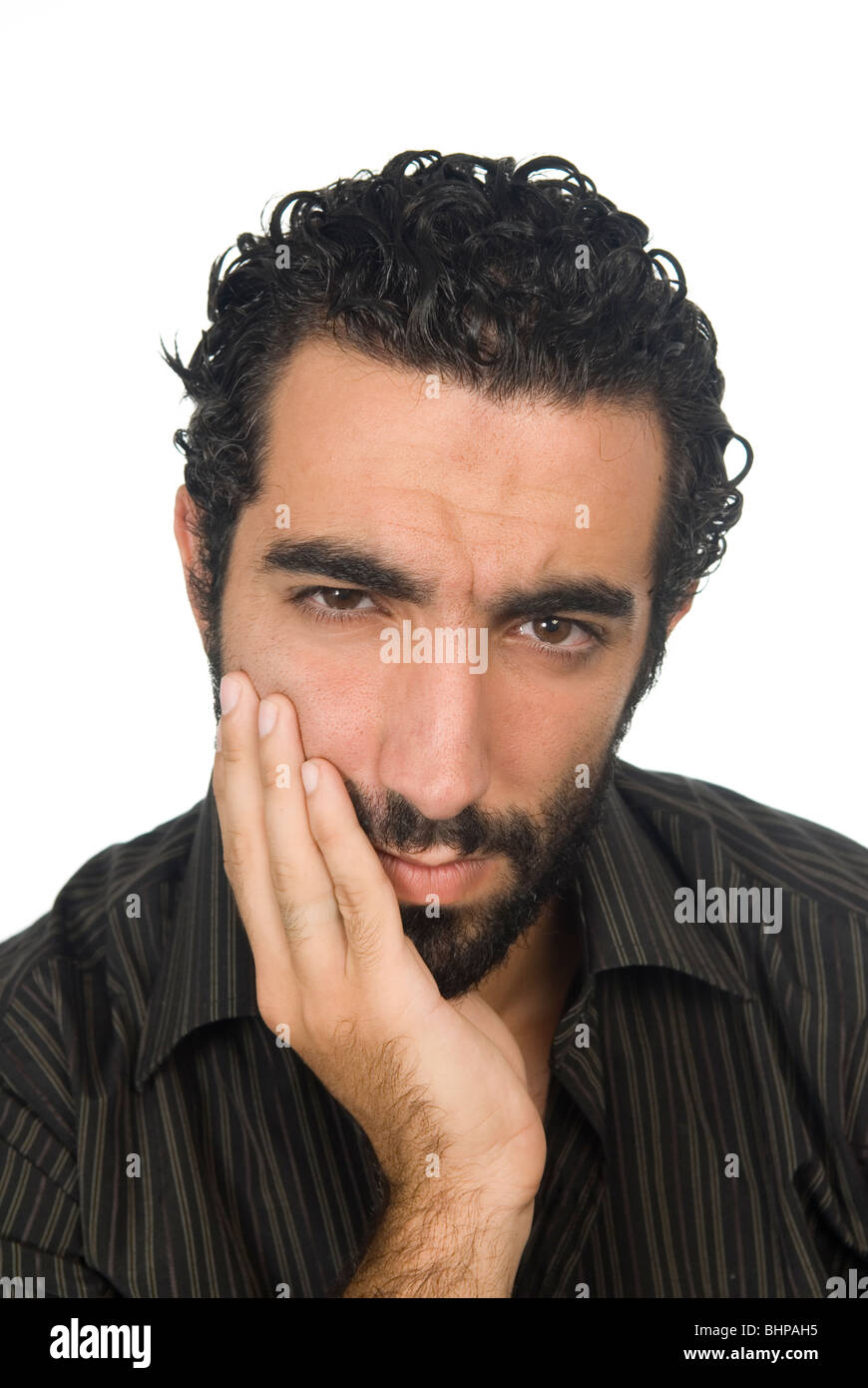 25 anni in Medio Oriente man mano sulla bocca con un mal di denti Foto Stock
