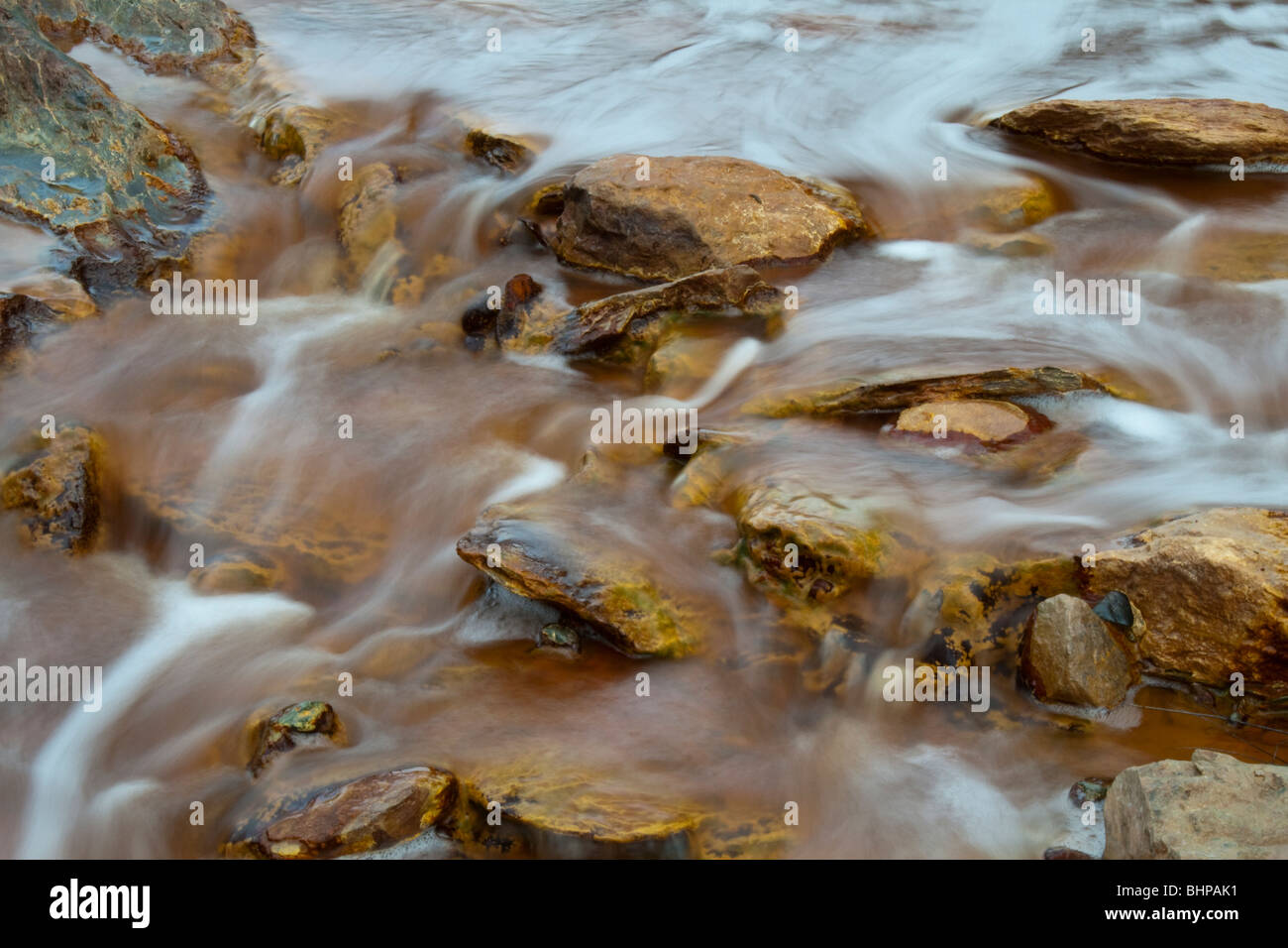 Cascata colorata in Riotinto, (Rio Tinto) Huelva, Andalusia. Questa immagine di un fiume è stata scattata con una lunga esposizione. Foto Stock