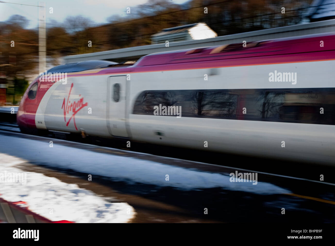 Accelerando la Vergine dei treni attraverso la stazione di Oxenholme Lake District Foto Stock