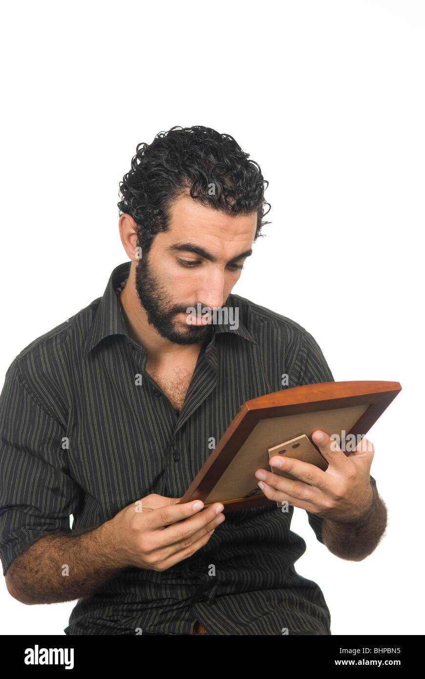25 anni metà uomo orientale guardando una stampa incorniciata Foto Stock