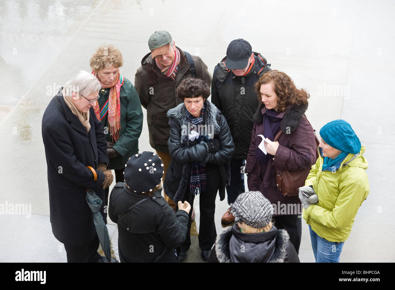 Un gruppo di turisti di Londra ,i visitatori per il Capodanno cinese a Trafalgar Square London REGNO UNITO Foto Stock