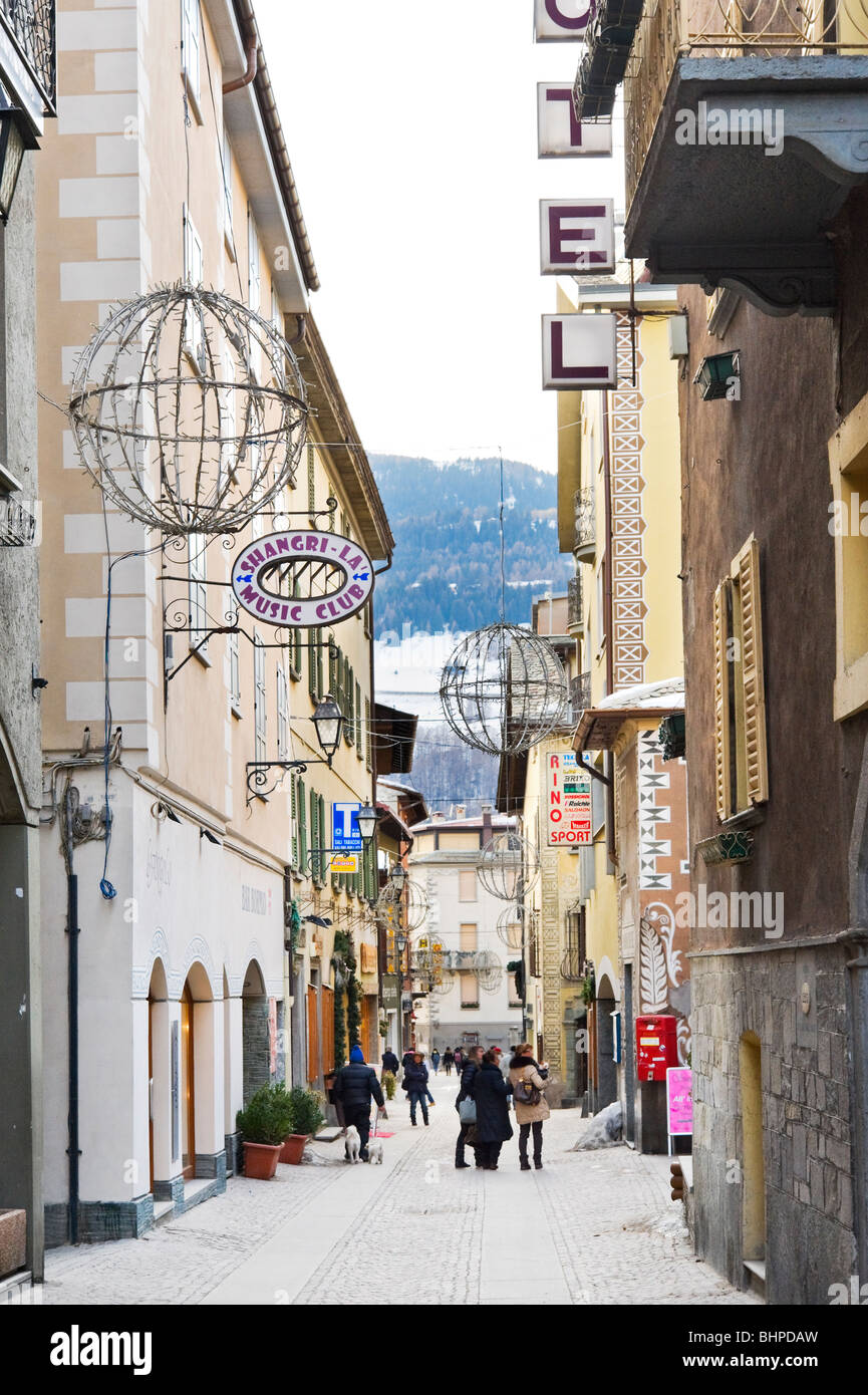 Strada principale nel centro della storica cittadina termale di Bormio, Italia Foto Stock
