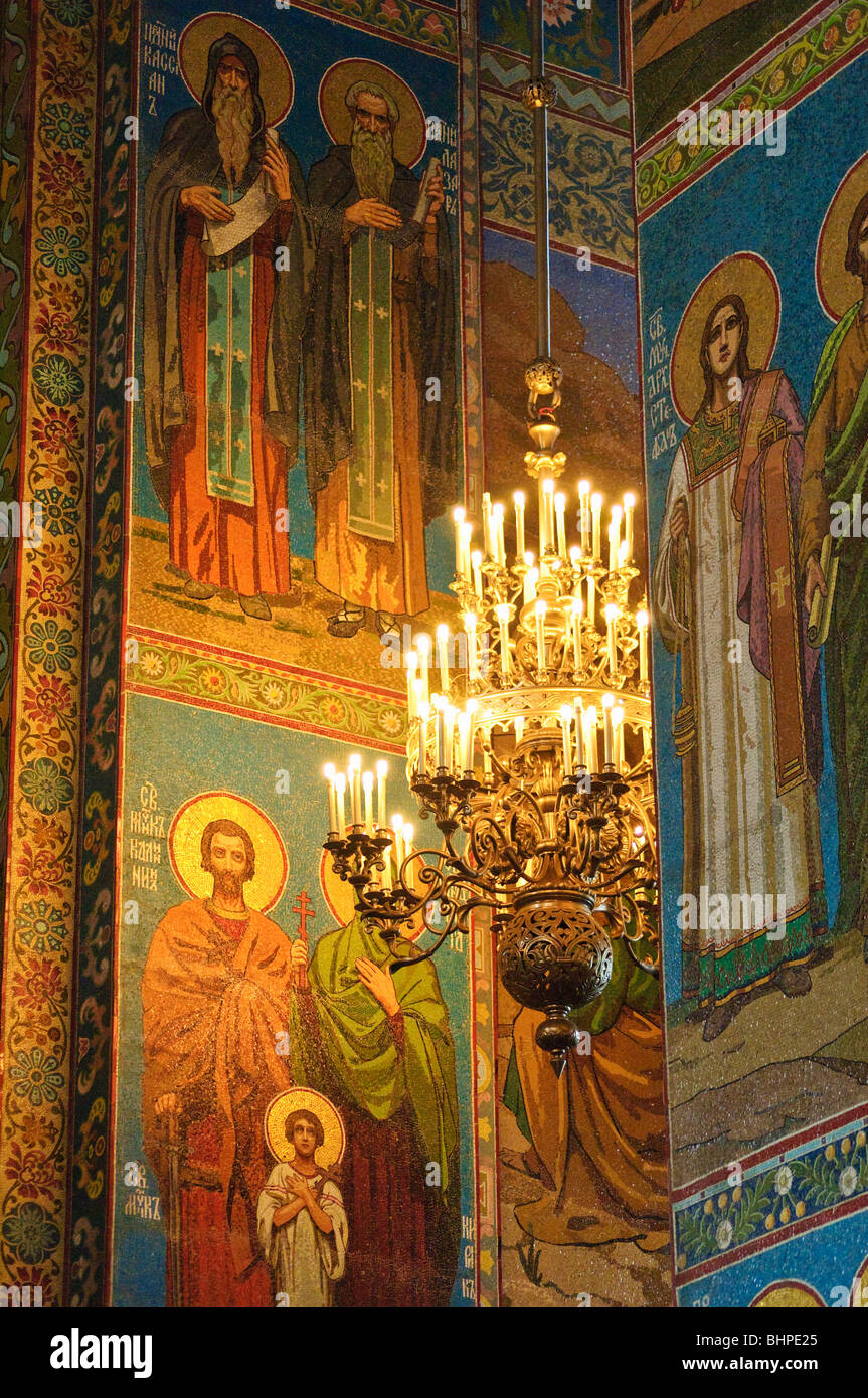 Mosaici coprire l'interno della Chiesa del Salvatore sul Sangue versato (Khram Spas-na-krovi), San Pietroburgo, Russia Foto Stock