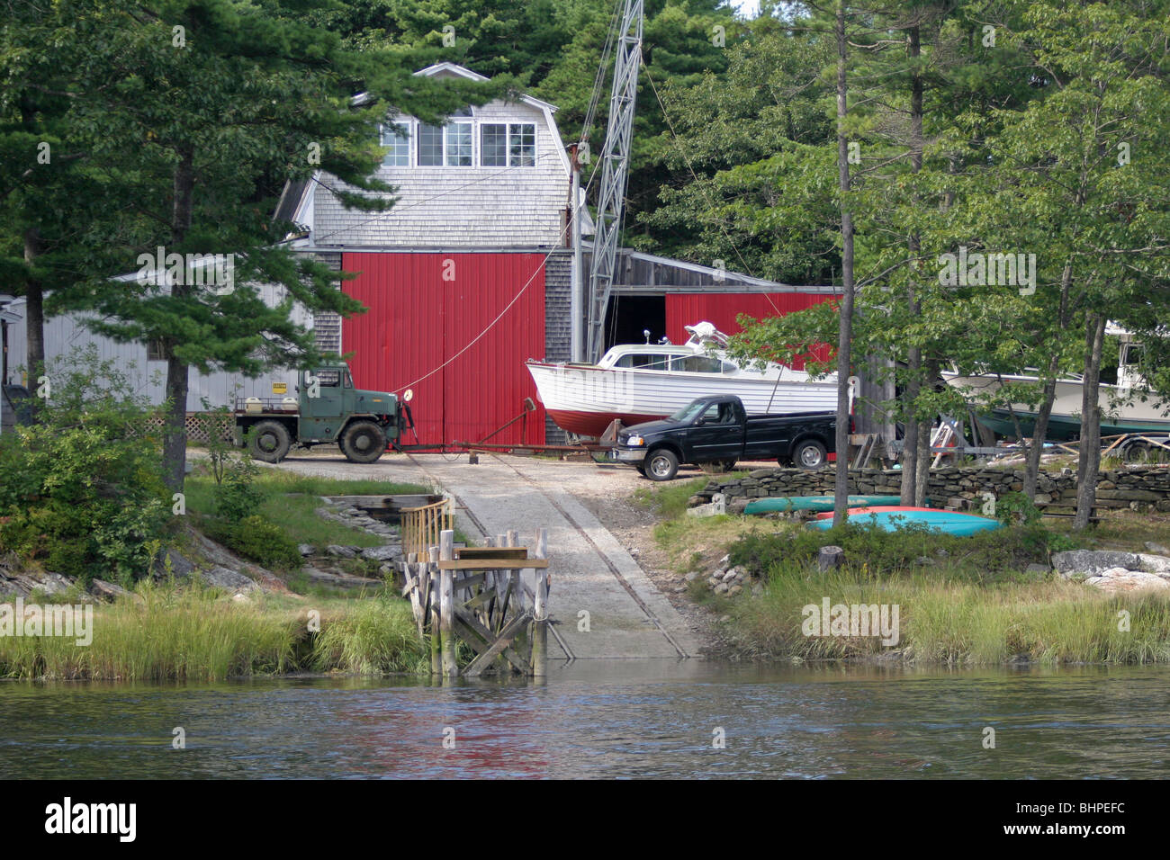 Un piccolo cantiere sul retro, il fiume che separa Arrowsic e isole di Georgetown nel Maine Foto Stock