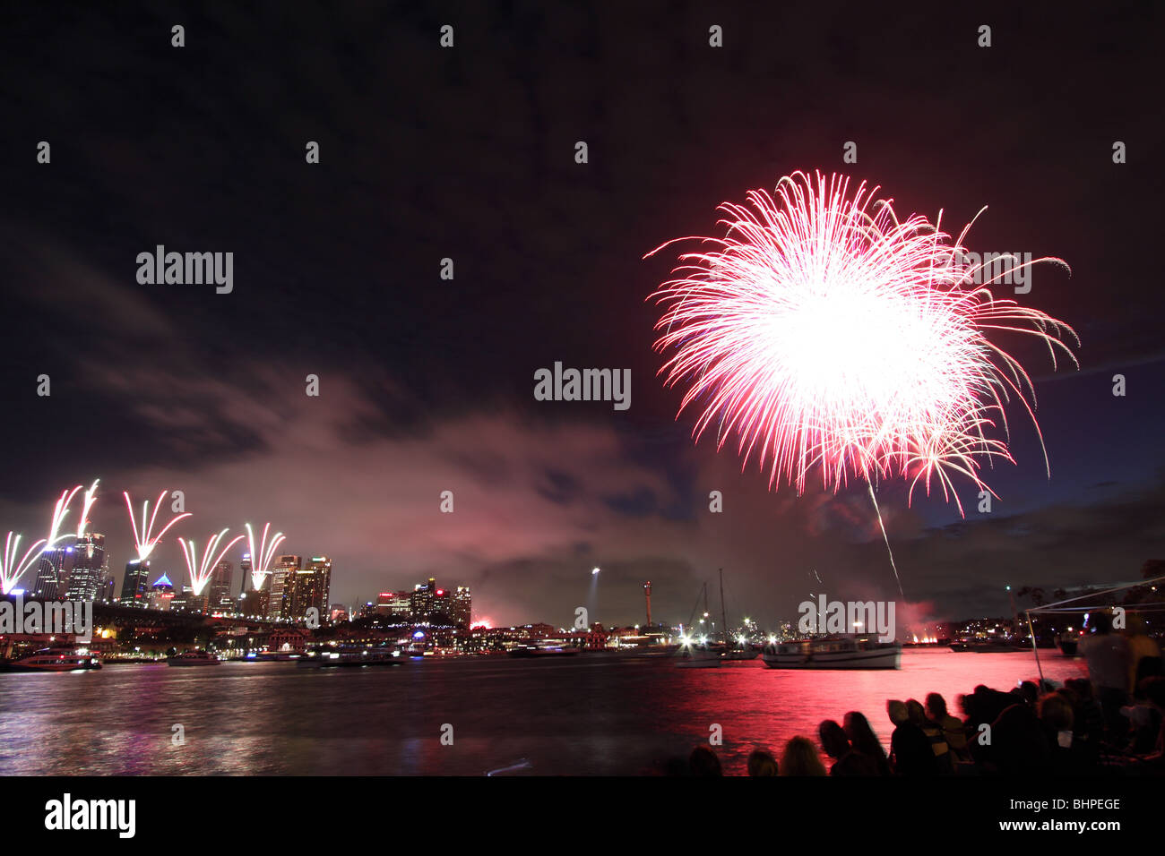 Sydney Harbour fuochi d'artificio durante la festa di Capodanno 2009 - 2010, con il CBD in distanza. Foto Stock