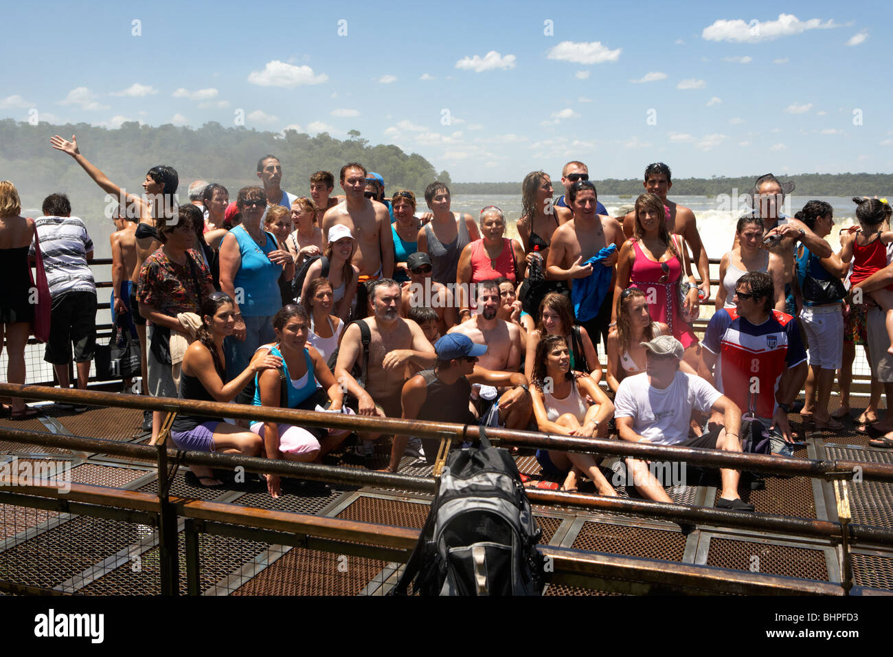 Gruppo di tour che posano per una foto sul marciapiede sopra la gola di diavoli Garganta del Diablo Parco Nazionale di Iguazu argentina Foto Stock