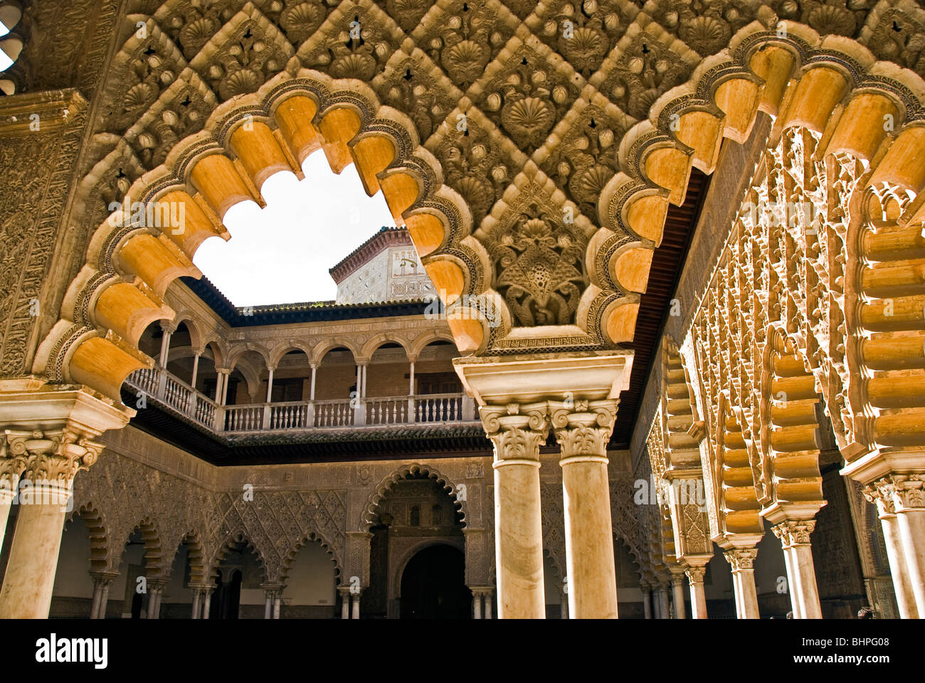 Arco in stucco; Patio de las Doncellas, Alcazar Palace; Siviglia, Spagna Foto Stock