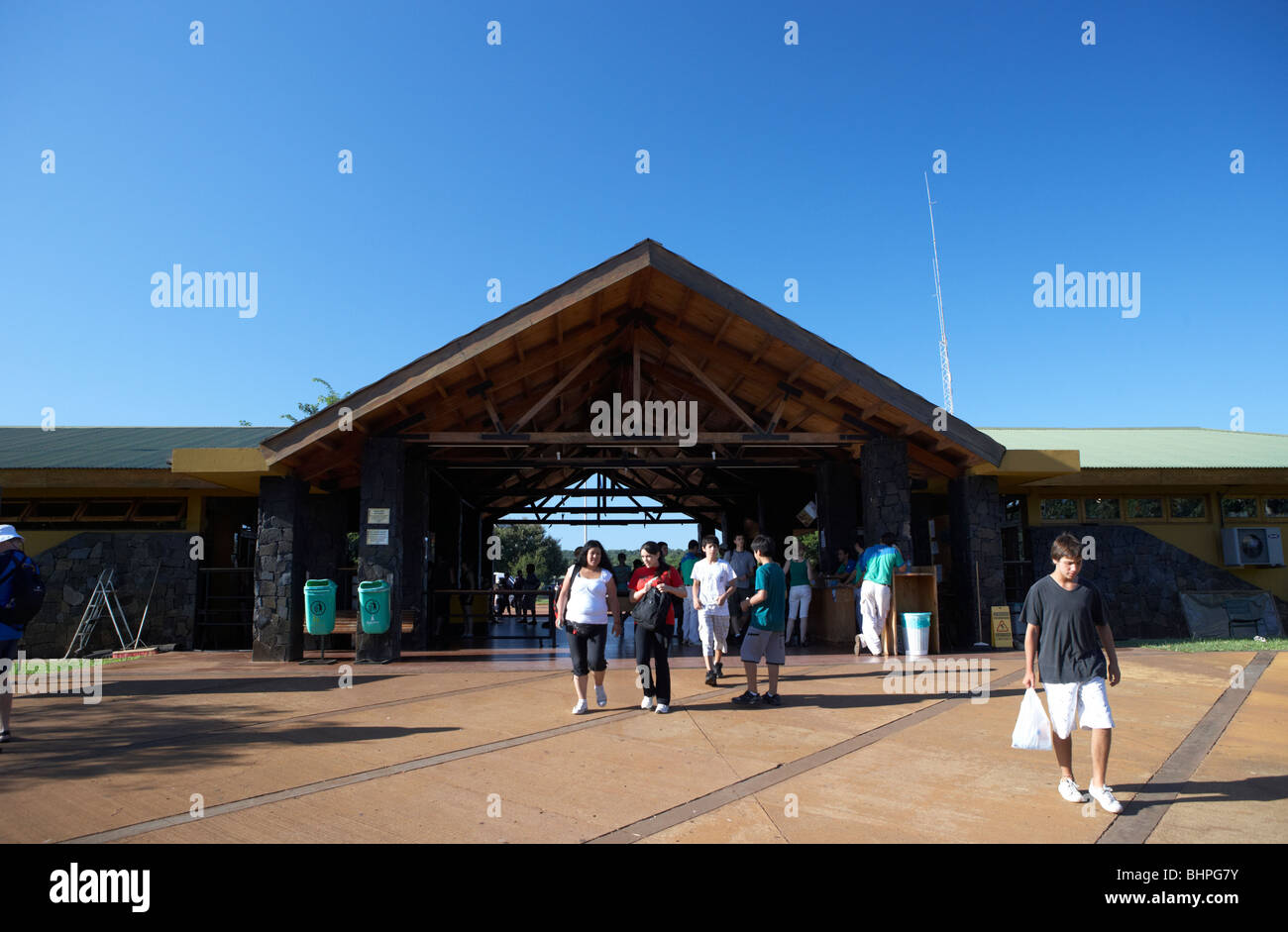 I turisti all'interno dell'entrata al Parco Nazionale di Iguazu, Repubblica di Argentina, Sud America Foto Stock