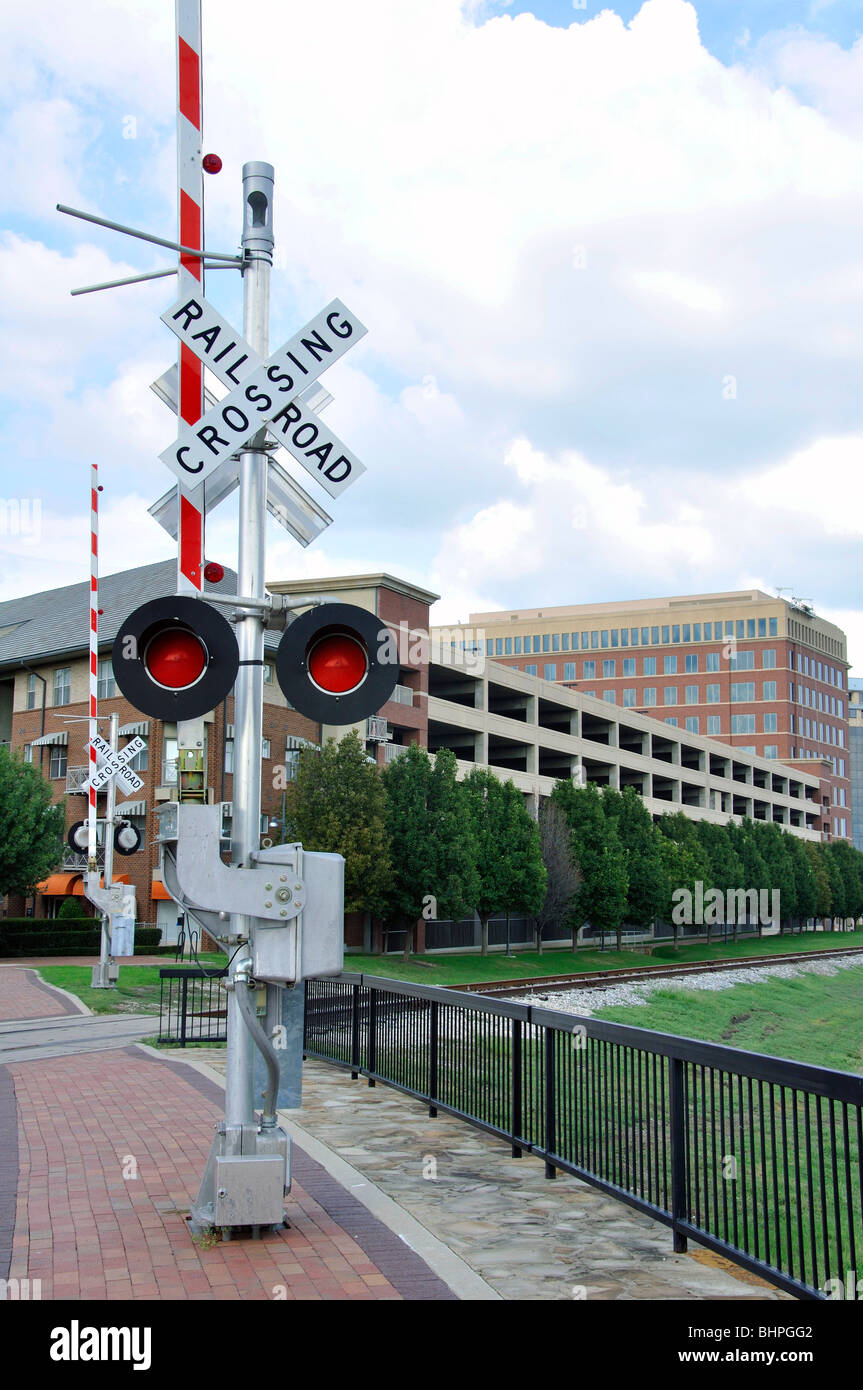 Attraversamento ferroviario segnale, area di Dallas, Texas, Stati Uniti d'America Foto Stock