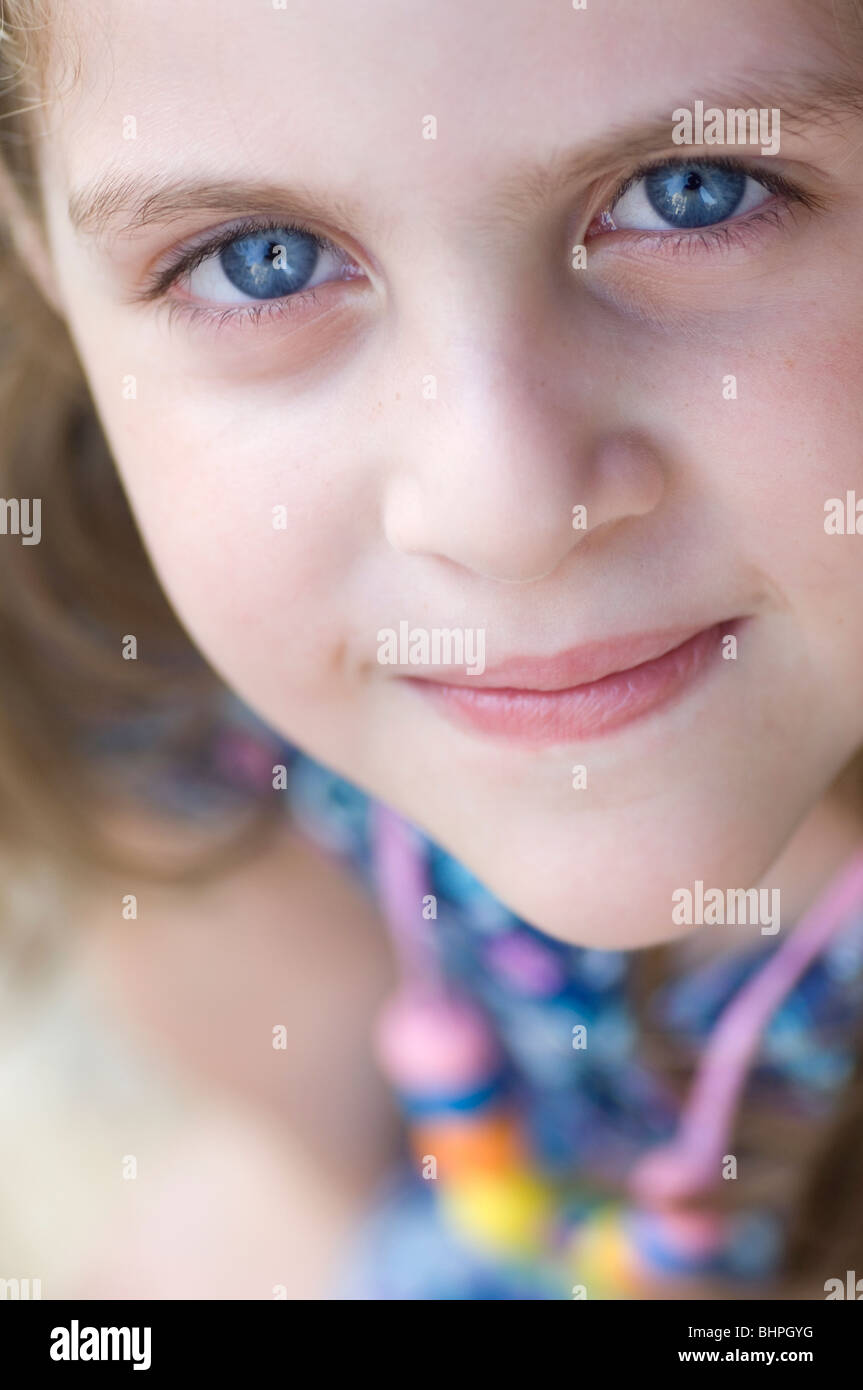 Carino bambina con gli occhi blu Foto Stock