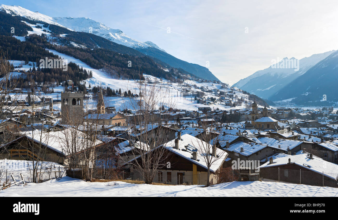 Vista panoramica sulla storica città termale di Bormio, Italia Foto Stock