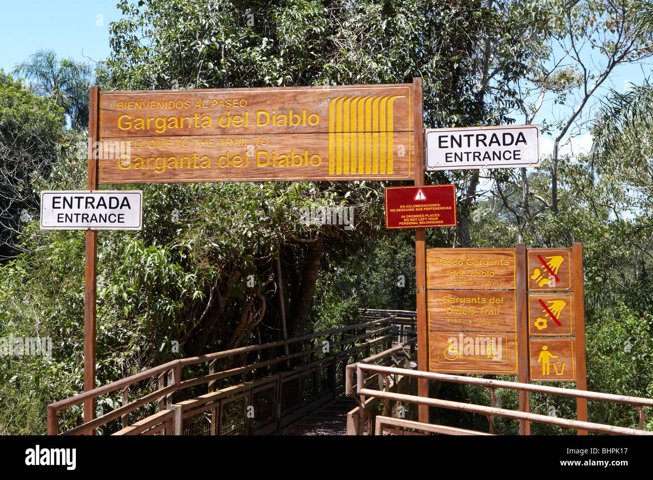 Ingresso alla gola di diavoli passeggiata nel Parco Nazionale di Iguazu, Repubblica di Argentina, Sud America Foto Stock