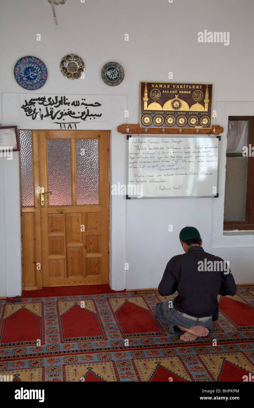 Uomo che prega all'interno della moschea Turchia Bodrum Foto Stock