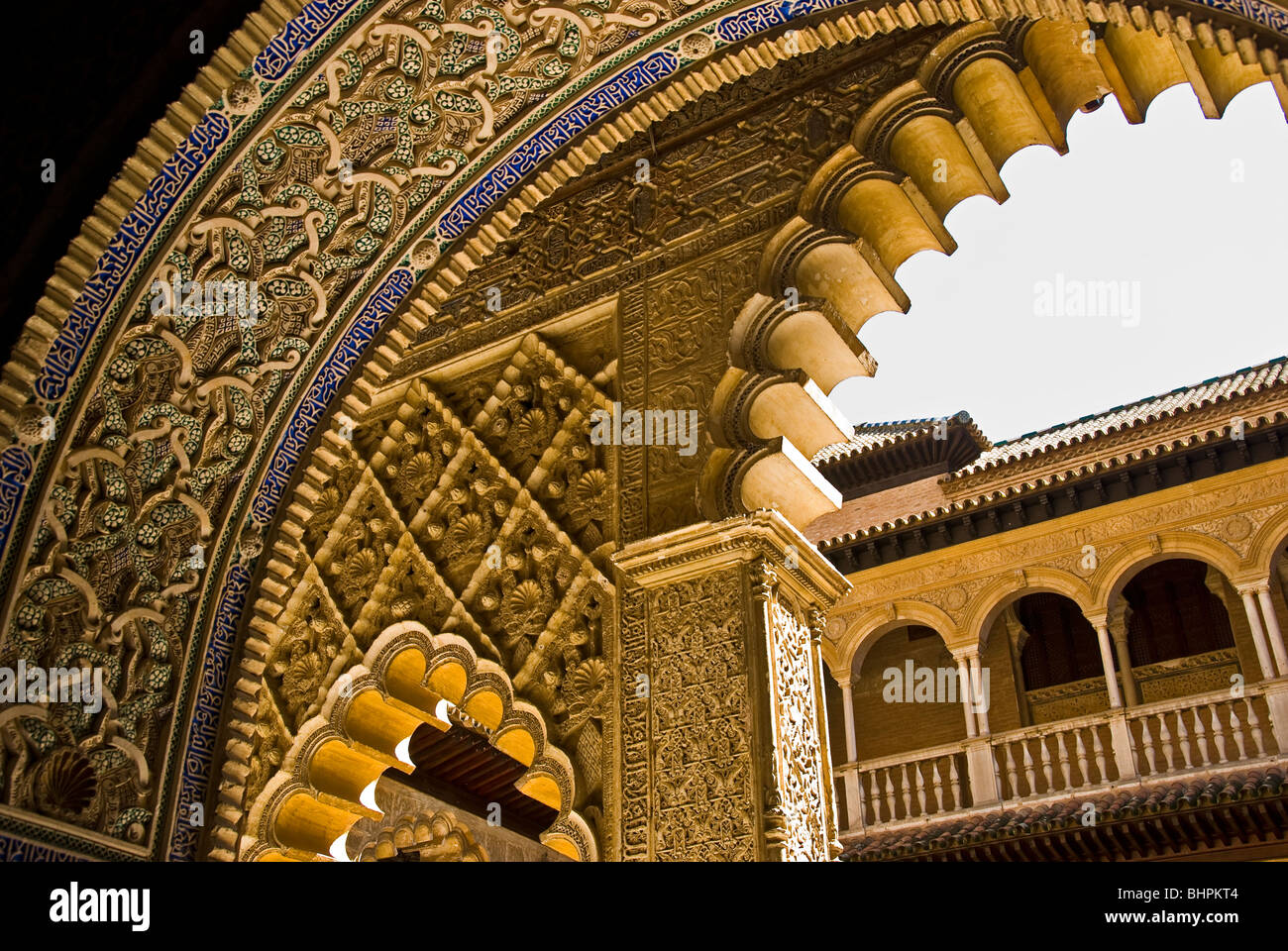 Arco in stucco; Patio de las Doncellas, Alcazar Palace; Siviglia, Spagna Foto Stock