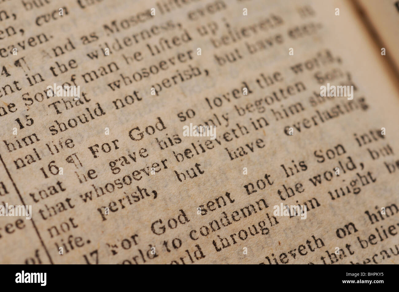 1823 vecchia Bibbia aperta a libro di Giovanni 3:16 - Per Dio ha tanto amato il mondo Foto Stock
