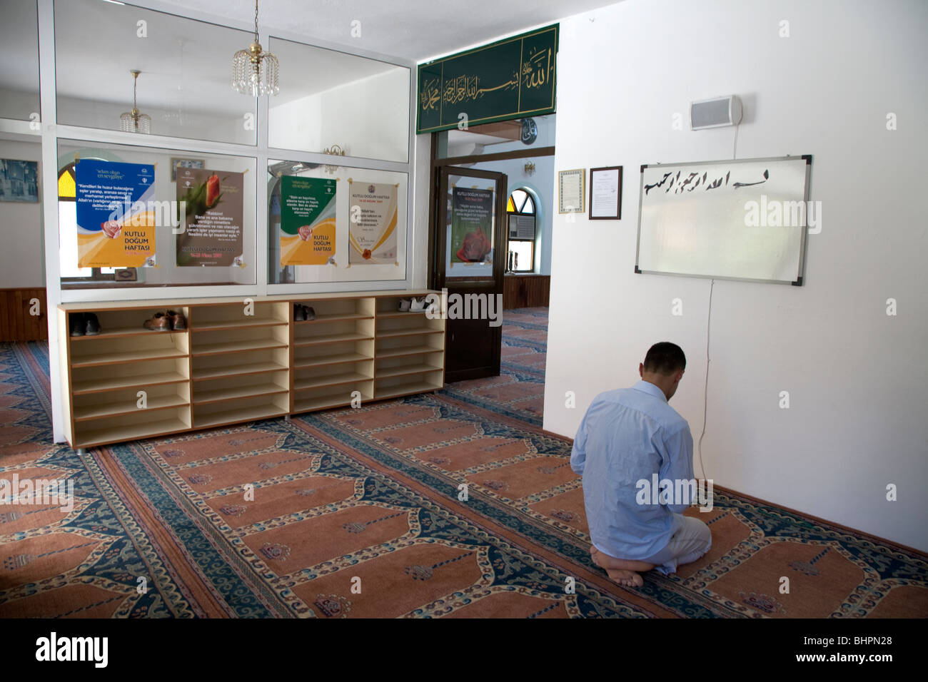 Uomo che prega in moschea Turchia Bodrum Foto Stock