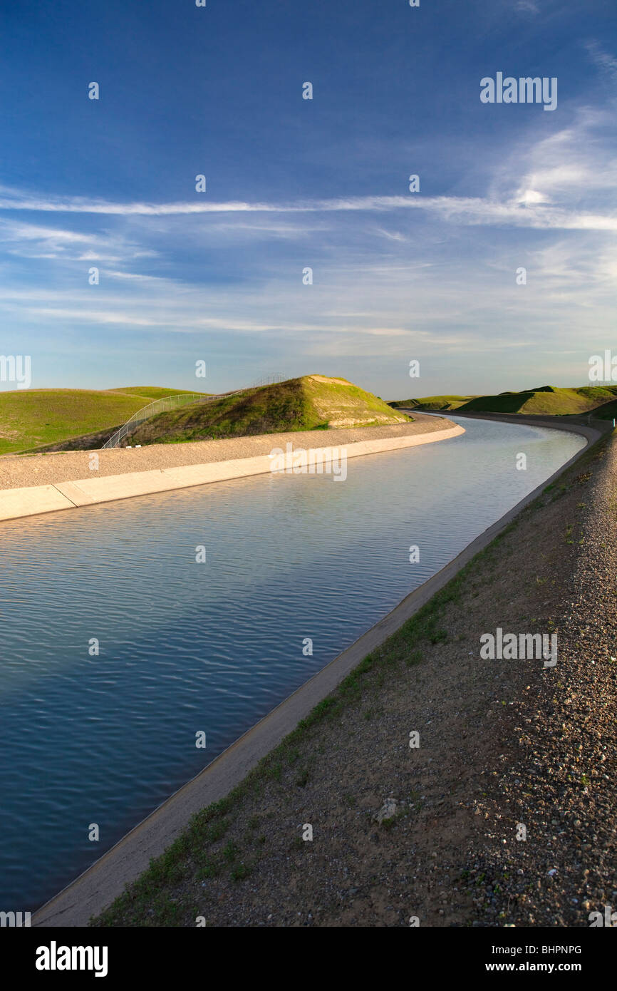 Agricolo di canali di irrigazione, Valle di Sacramento, California settentrionale. Foto Stock