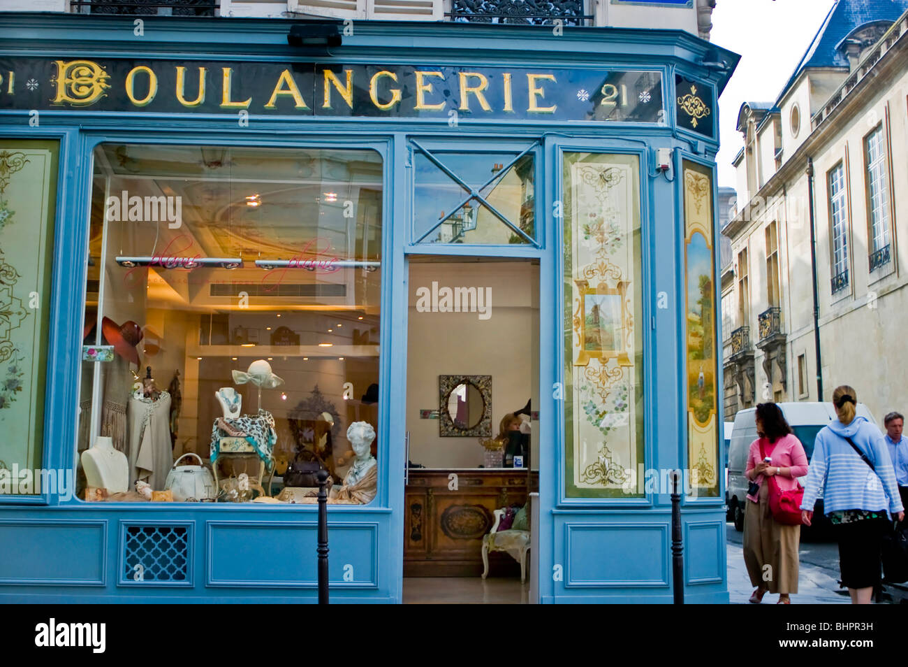 Parigi, Francia, shopping, vetrina del vecchio panificio francese,  convertito in negozio di abbigliamento nel quartiere le Marais, negozio di  cartelli vintage, illustrazione retro all'esterno Foto stock - Alamy